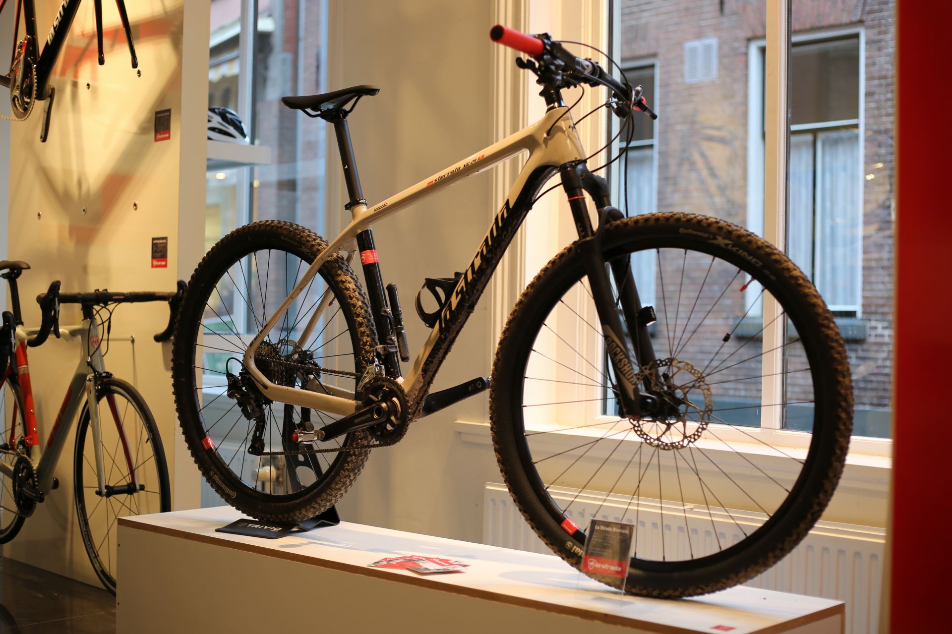 Foto's: Fietsgalerij La Strada opent deuren aan Langestraat in Delden
