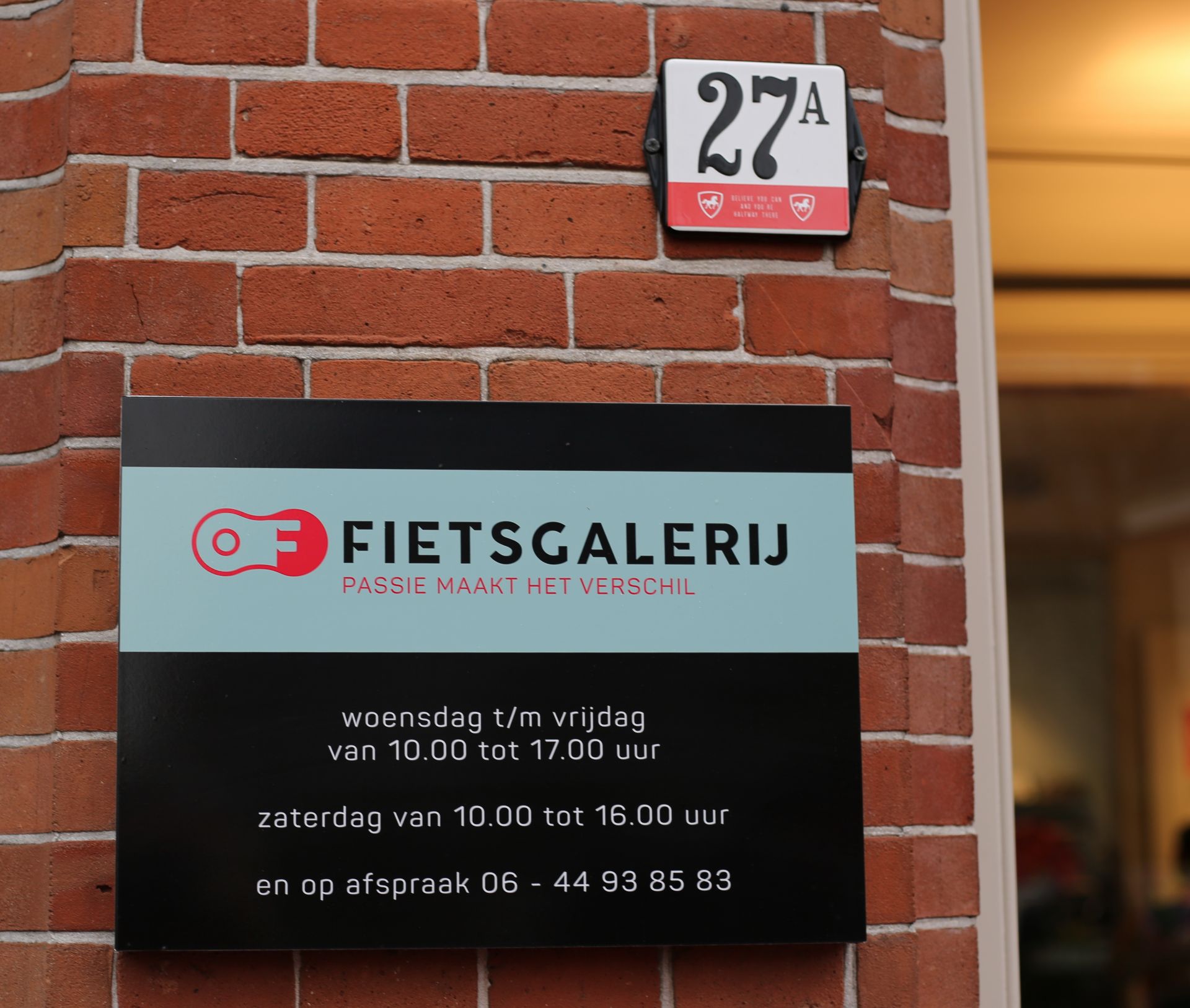 Foto's: Fietsgalerij La Strada opent deuren aan Langestraat in Delden