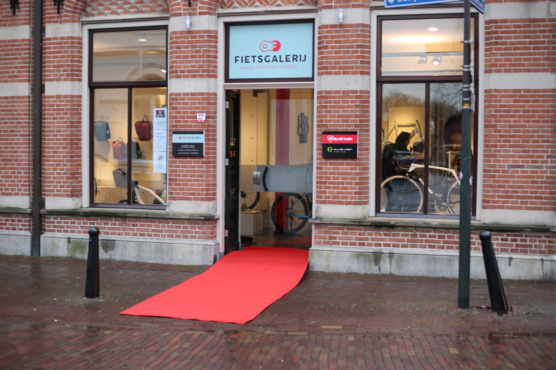 Foto's: Fietsgalerij La Strada opent deuren aan Langestraat in Delden