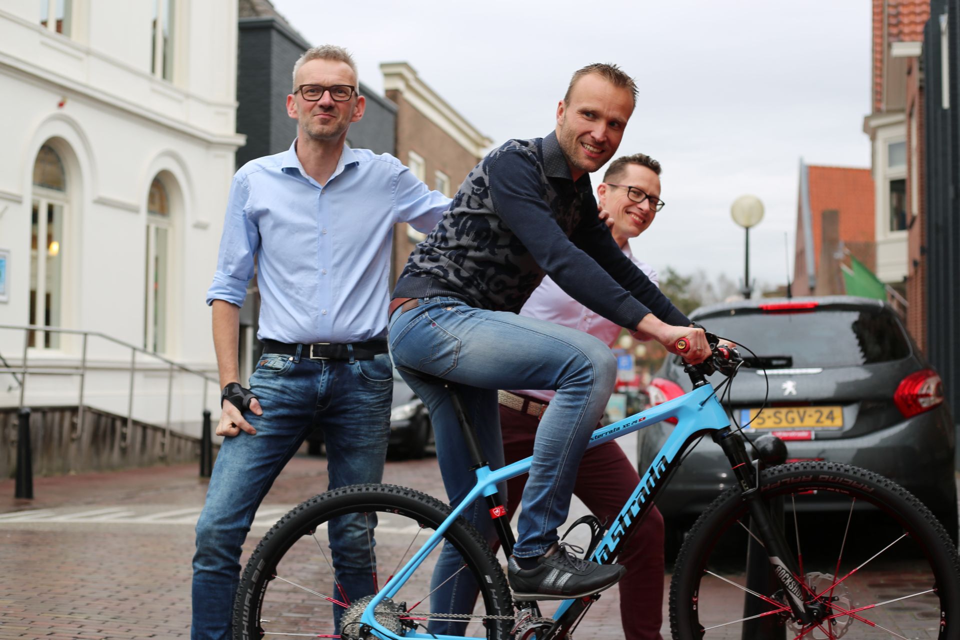 Foto's: Fietsgalerij La Strada opent deuren aan Langestraat in Delden