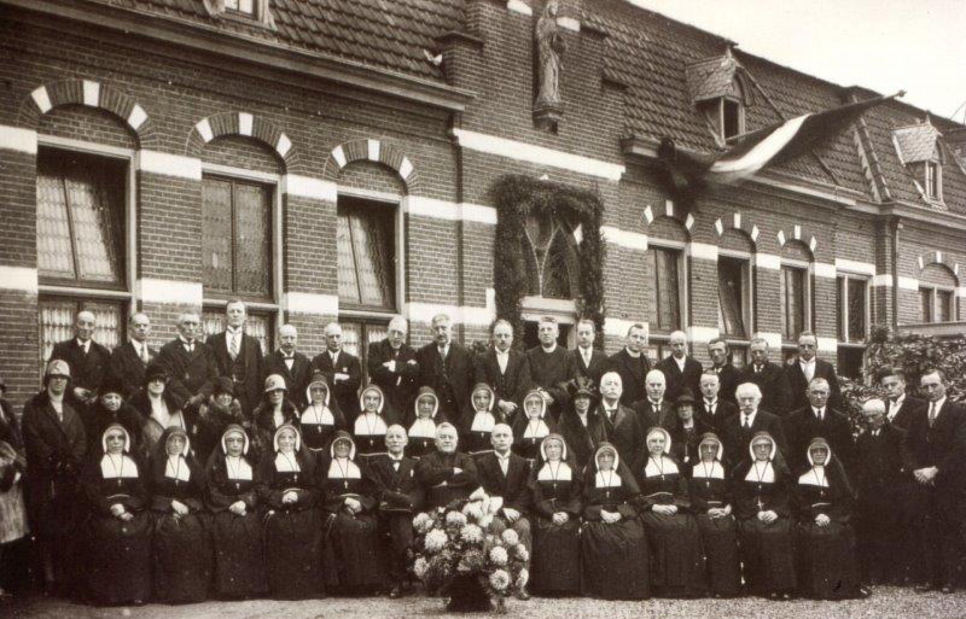 De geschiedenis van Delden in Beeld - Lustrumfoto 25-jarig bestaan R.K. Ziekenhuis St. Elisabeth