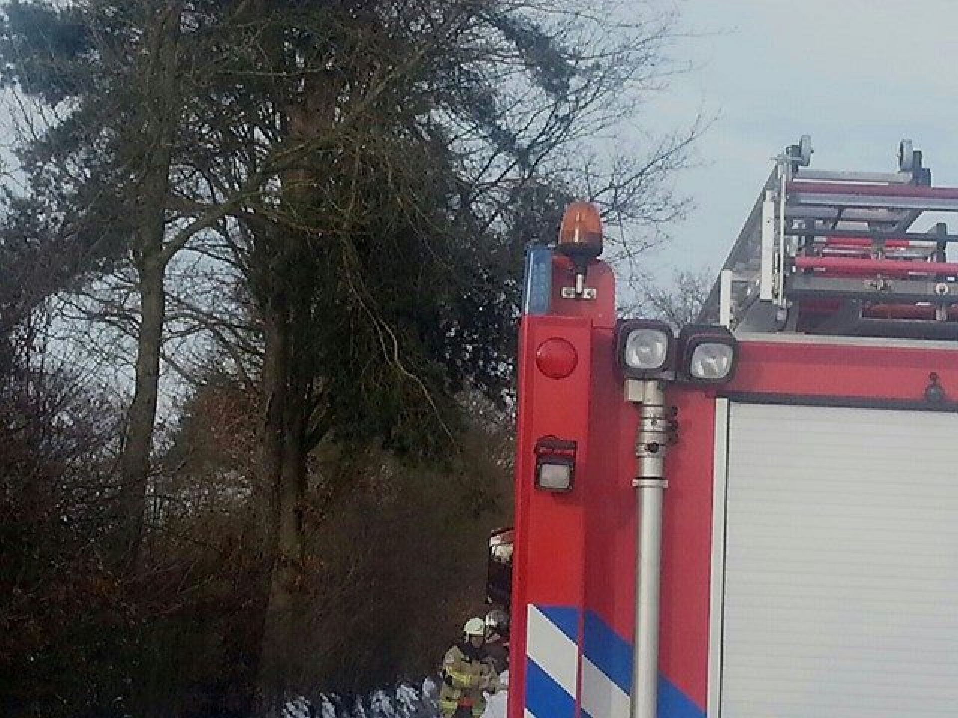 Brandweer verwijdert gevaarlijke takken in buitengebied Delden