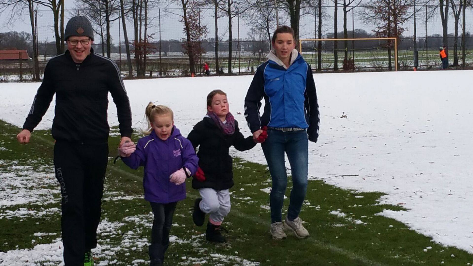 Jeugdleden Rood Zwart lopen ruim 4000 euro bijeen voor nieuw &lsquo;Noaberschapshoes&rsquo;