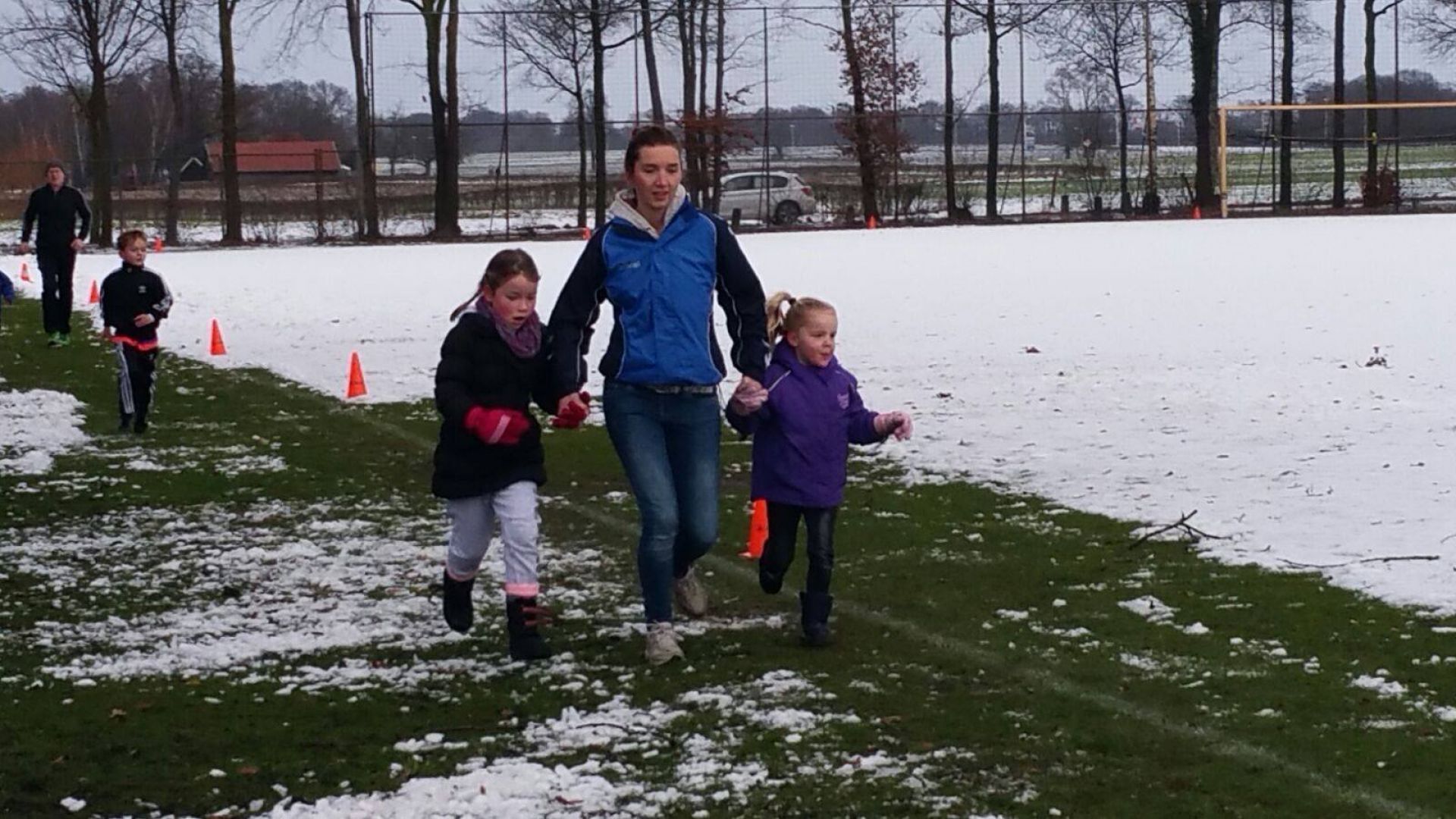 Jeugdleden Rood Zwart lopen ruim 4000 euro bijeen voor nieuw &lsquo;Noaberschapshoes&rsquo;