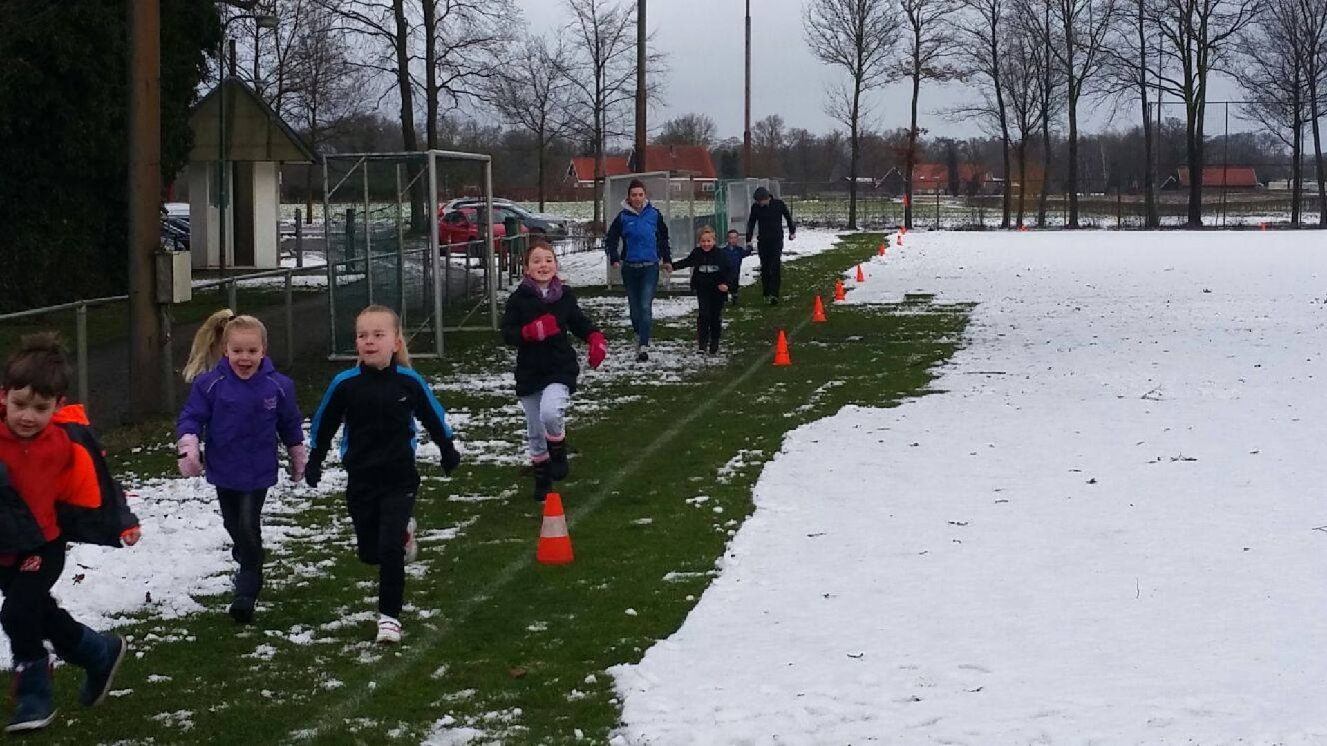Jeugdleden Rood Zwart lopen ruim 4000 euro bijeen voor nieuw &lsquo;Noaberschapshoes&rsquo;