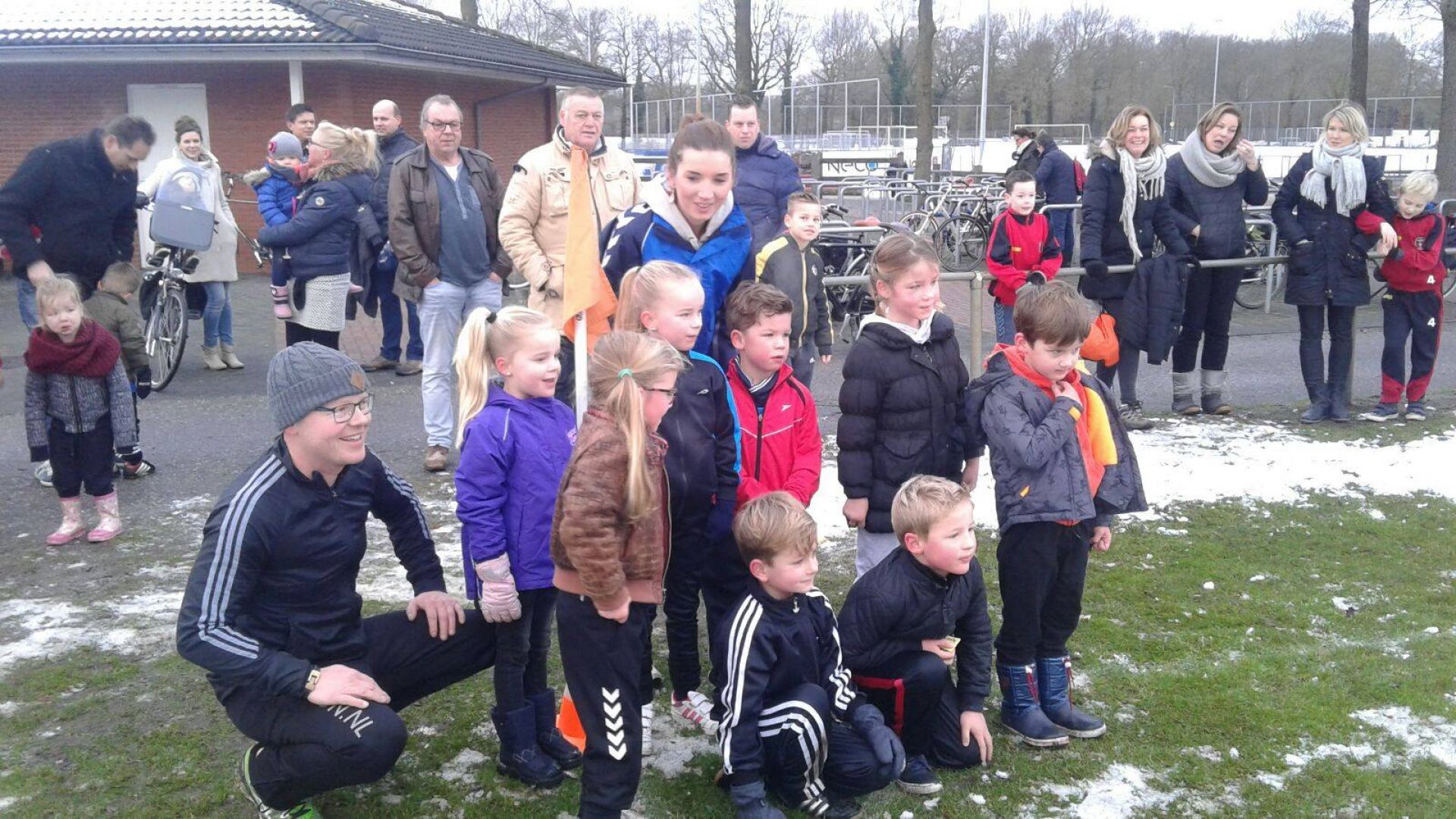 Jeugdleden Rood Zwart lopen ruim 4000 euro bijeen voor nieuw &lsquo;Noaberschapshoes&rsquo;