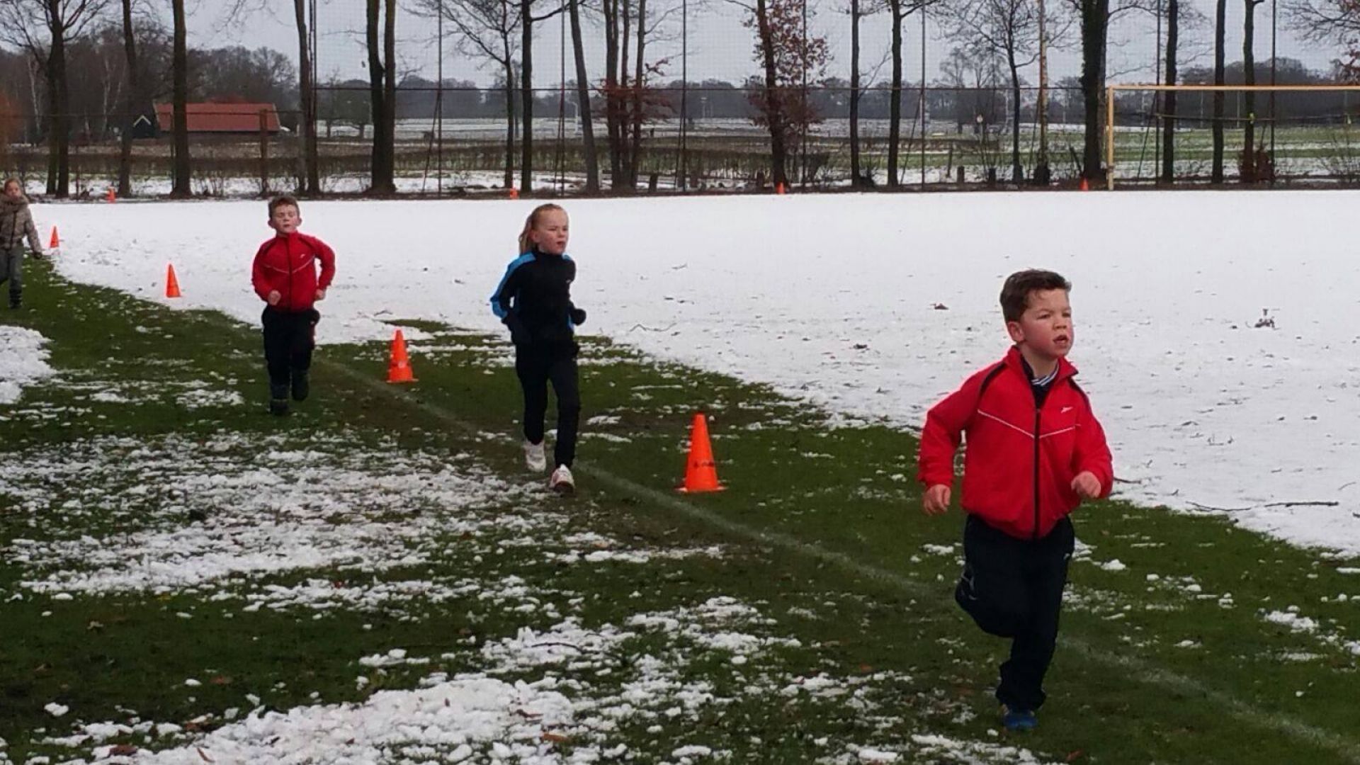 Jeugdleden Rood Zwart lopen ruim 4000 euro bijeen voor nieuw &lsquo;Noaberschapshoes&rsquo;