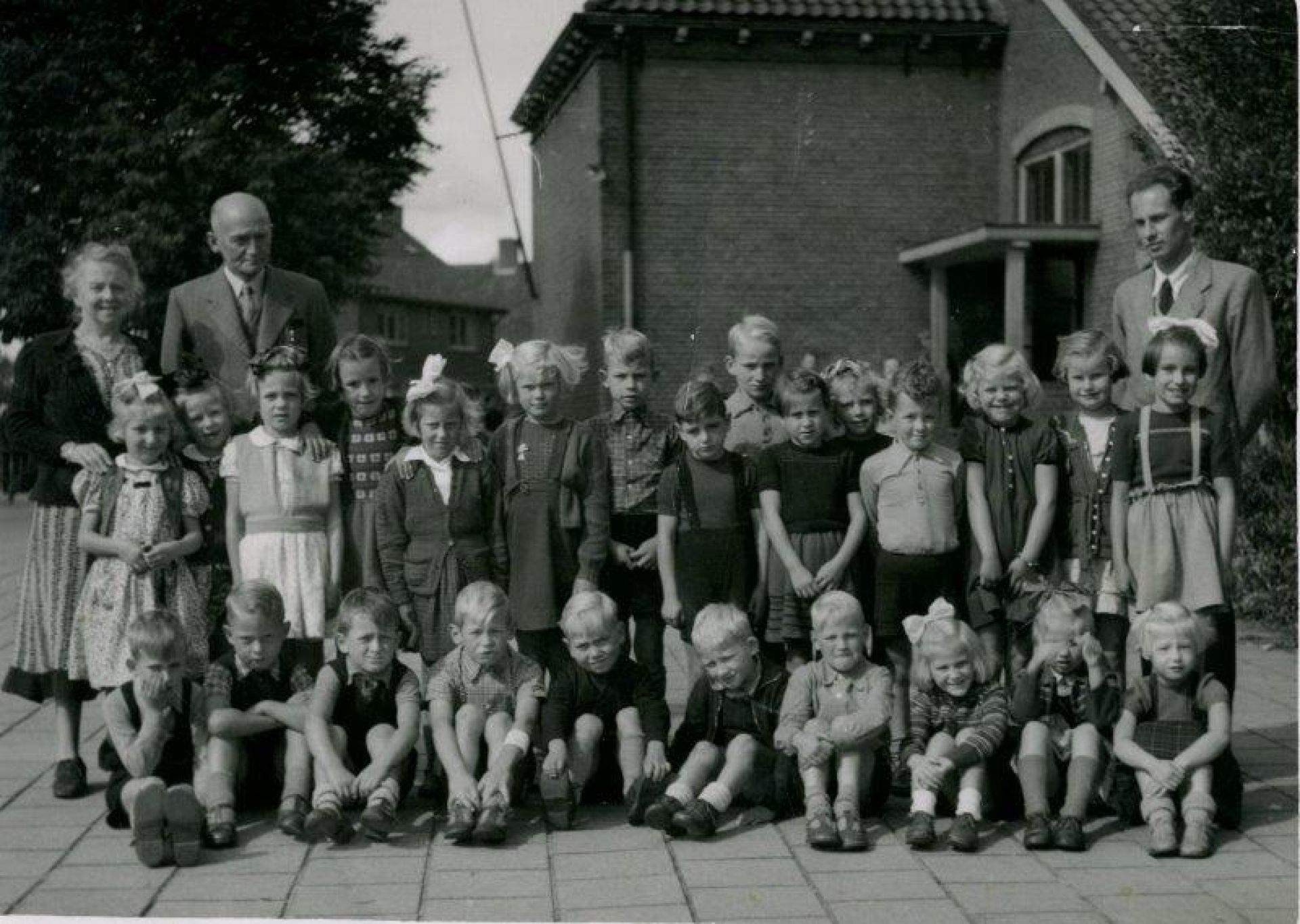 De geschiedenis van Delden in beeld - Openbare school aan Schoolstraat in 1952