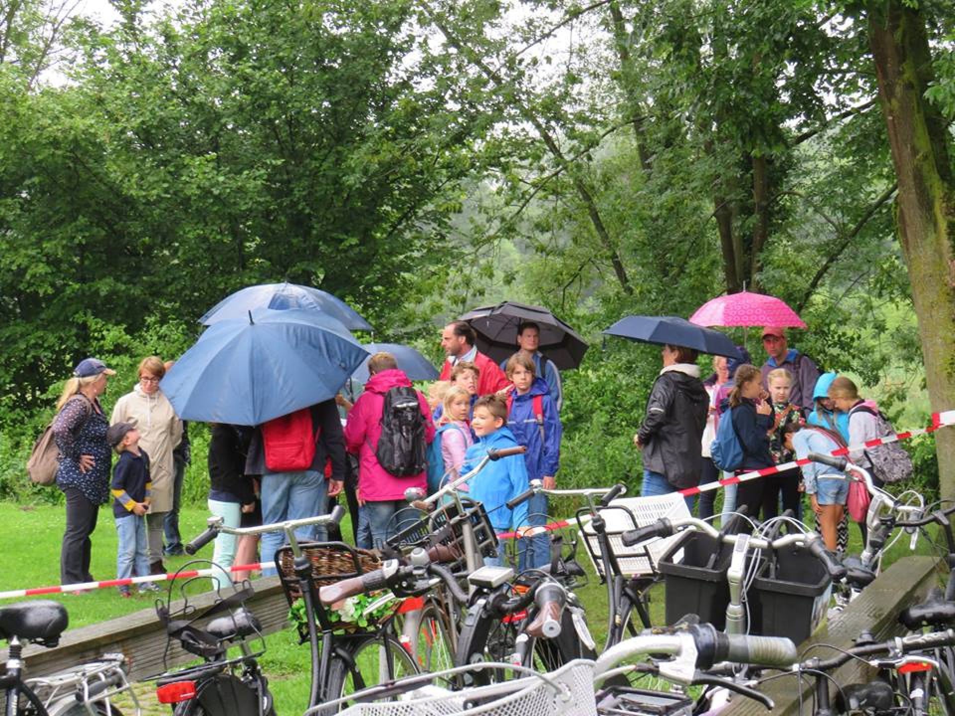 Dag 3 Deldense Wandel4daagse: &lsquo;Regen kan de pret niet drukken&rsquo;