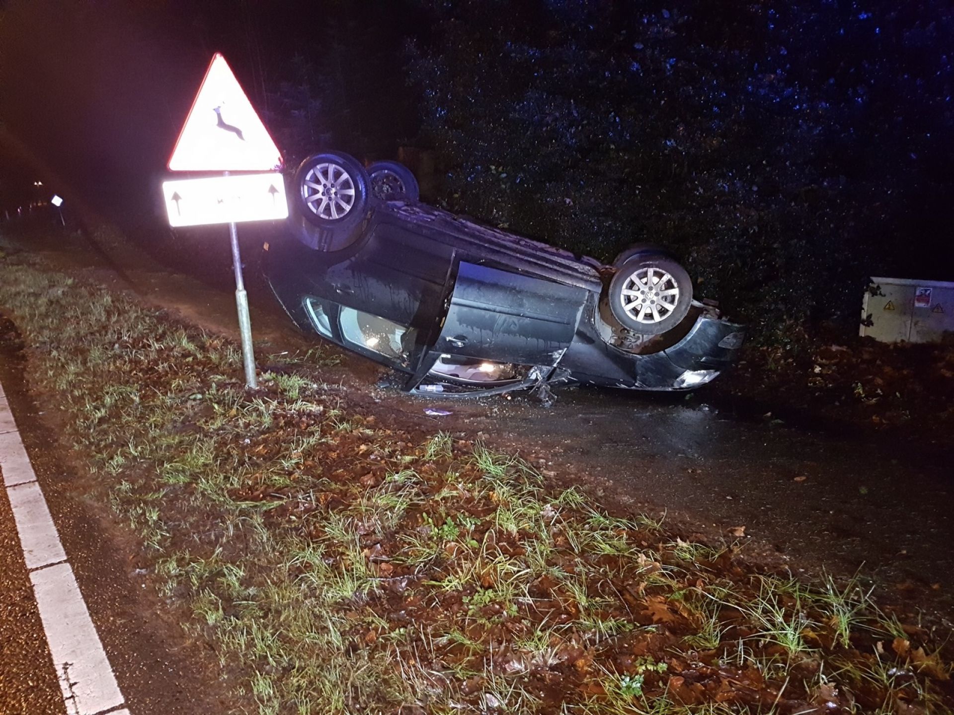 Jong stel met de schrik vrij bij auto-ongeluk net buiten Delden