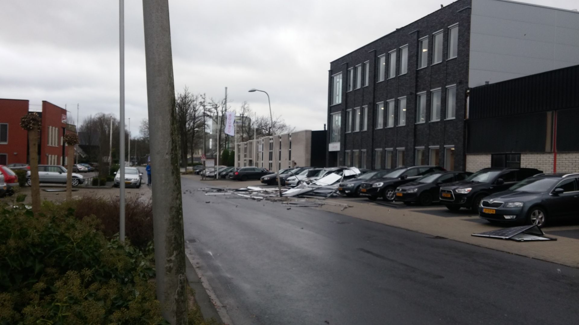 Update 3: Foto&rsquo;s: Storm trekt spoor van vernieling over Delden