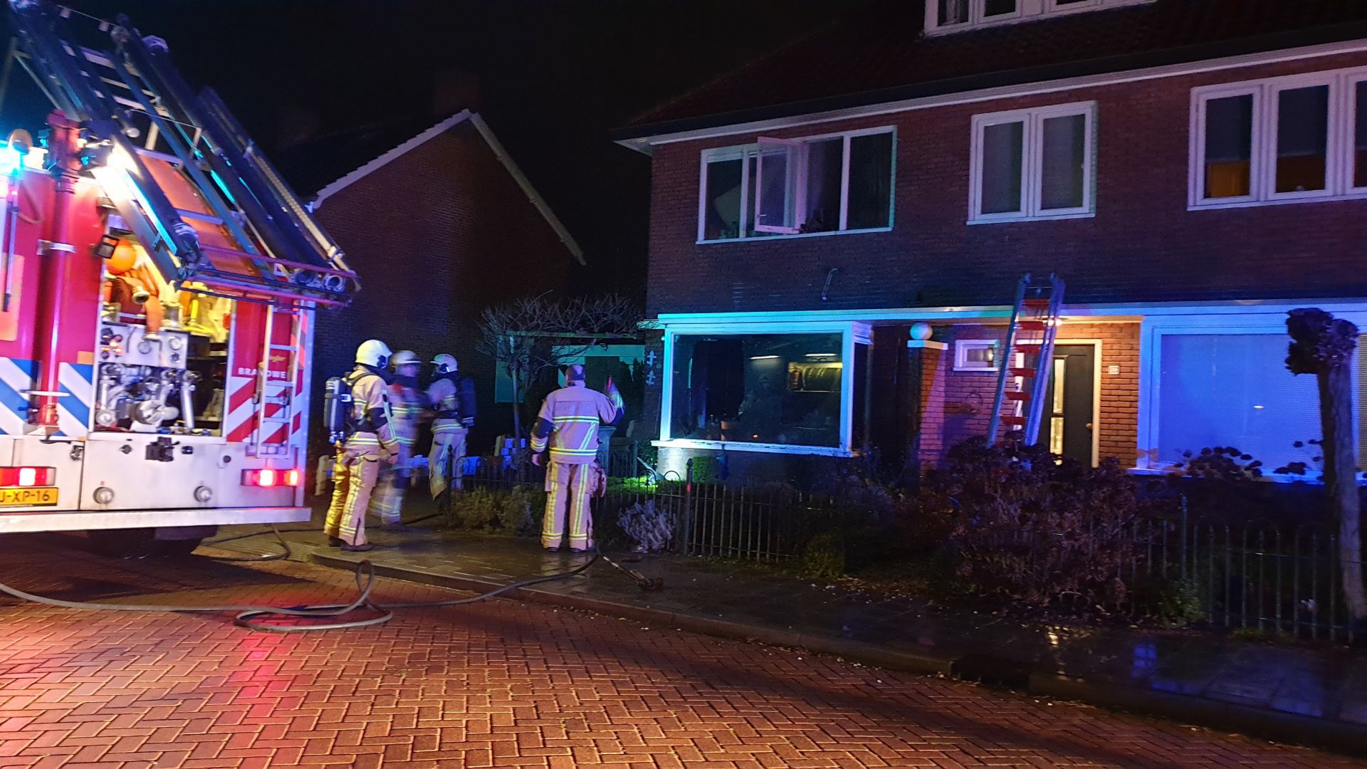 Brandweer redt bewoonster uit brandend huis in Delden