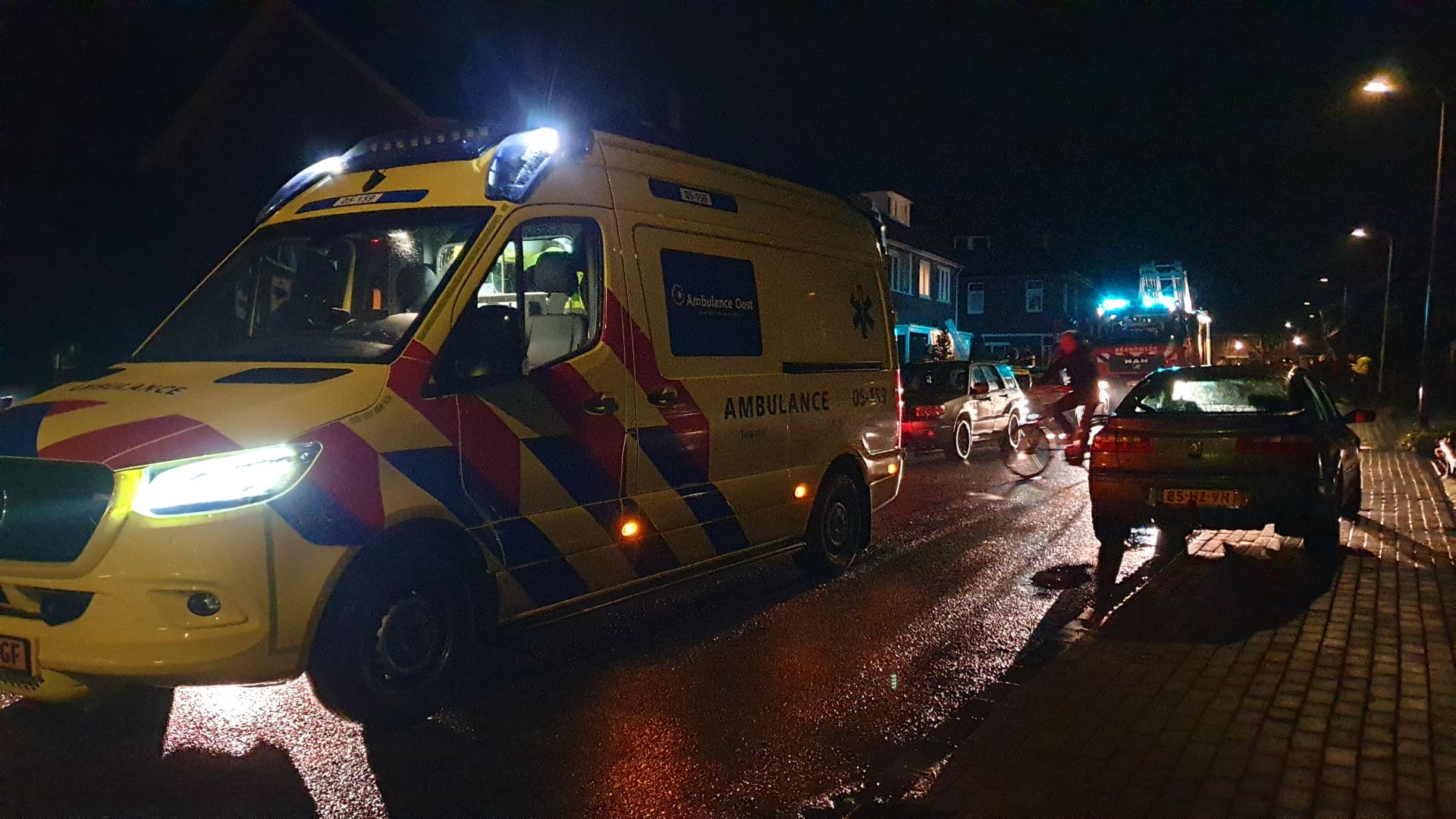 Brandweer redt bewoonster uit brandend huis in Delden