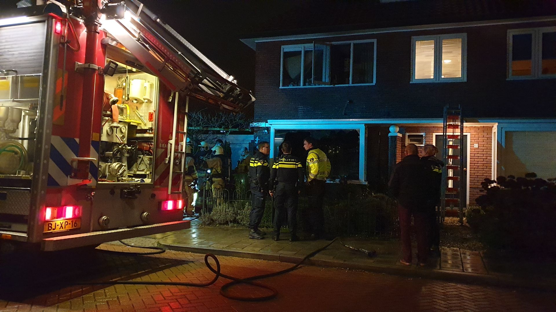 Brandweer redt bewoonster uit brandend huis in Delden