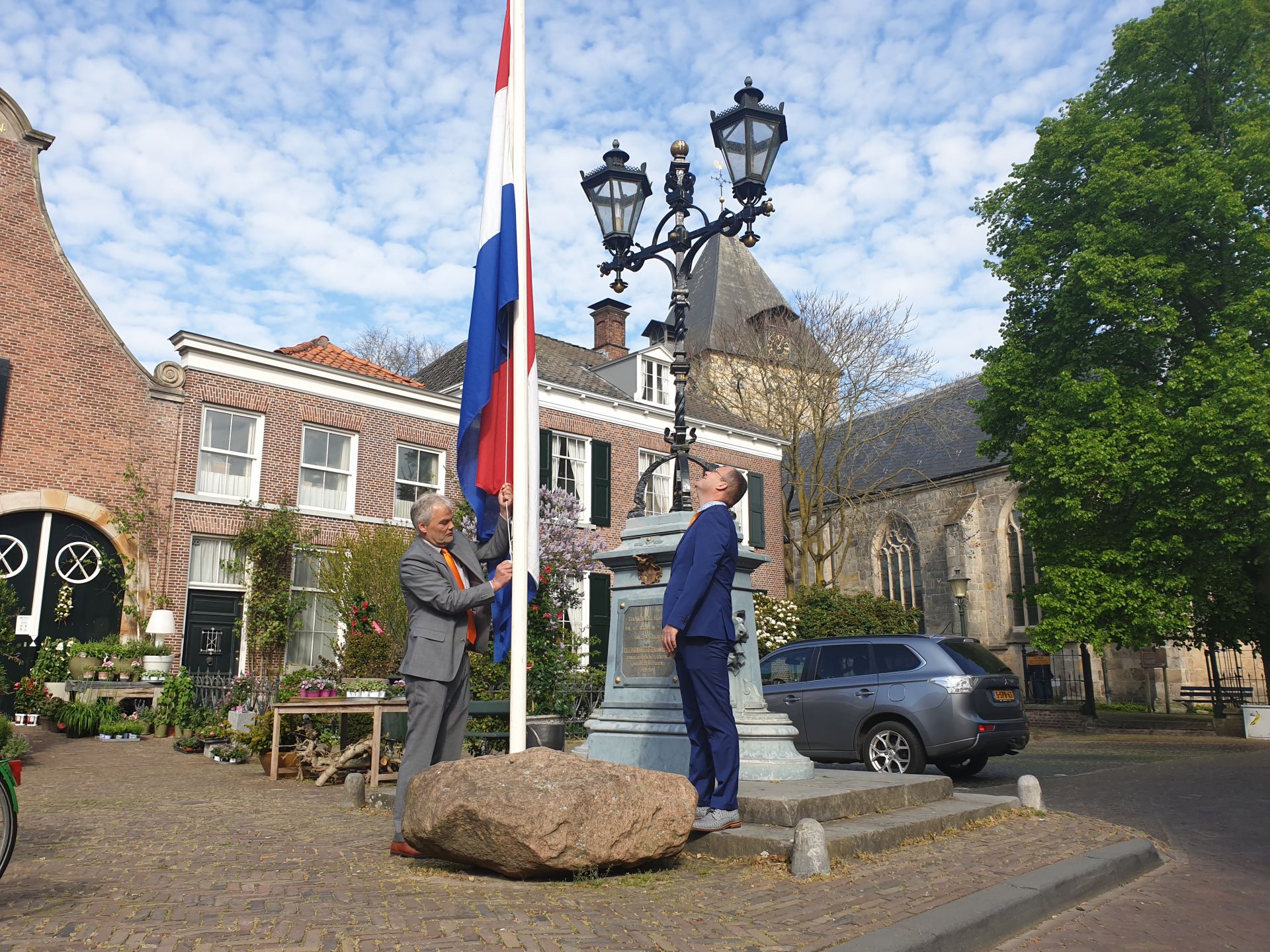 Video: Vlag gehesen op Koningsdag in stil Deldens centrum