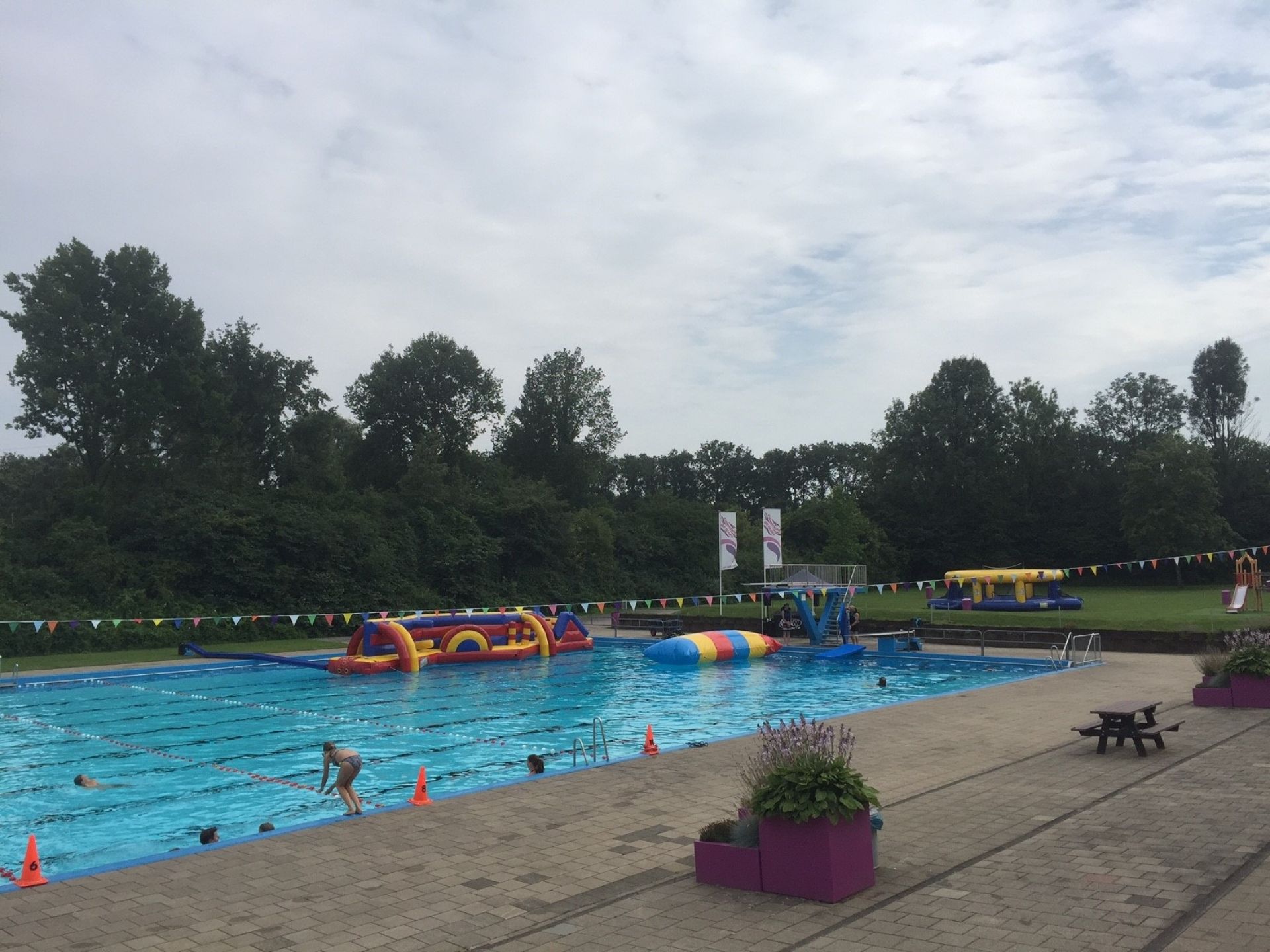 Zwem4Daagse Delden doorbreekt &lsquo;magische&rsquo; grens van 300 bij start