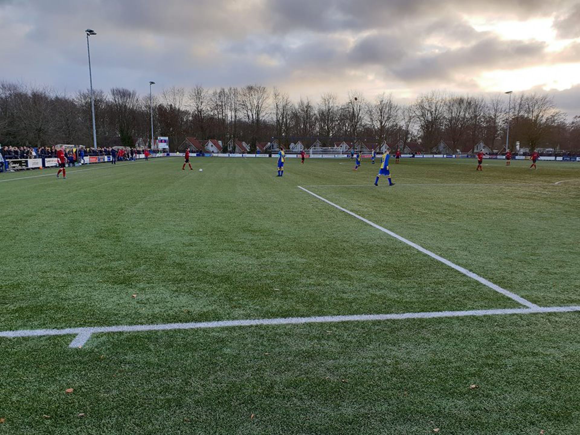 Rood Zwart wint matige stadsderby met ruime cijfers