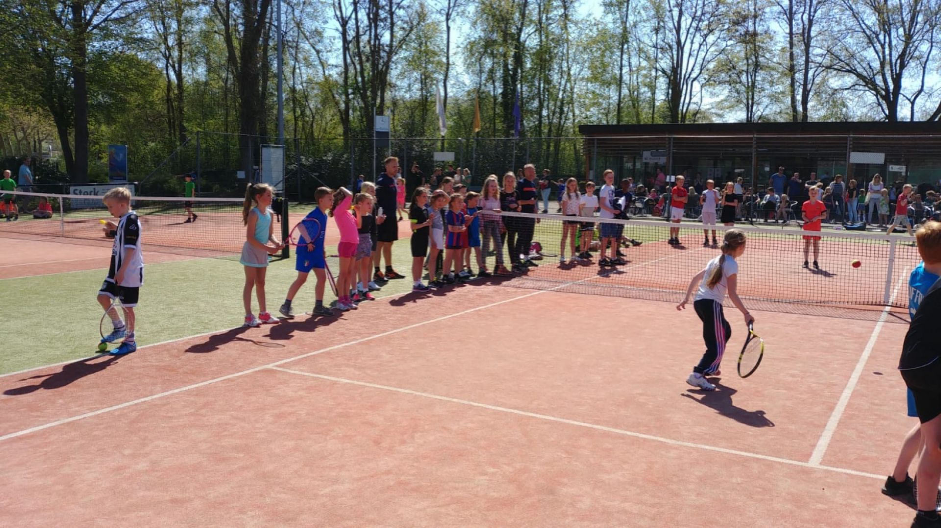 Grote deelname aan jaarlijks schooltennistoernooi Delden