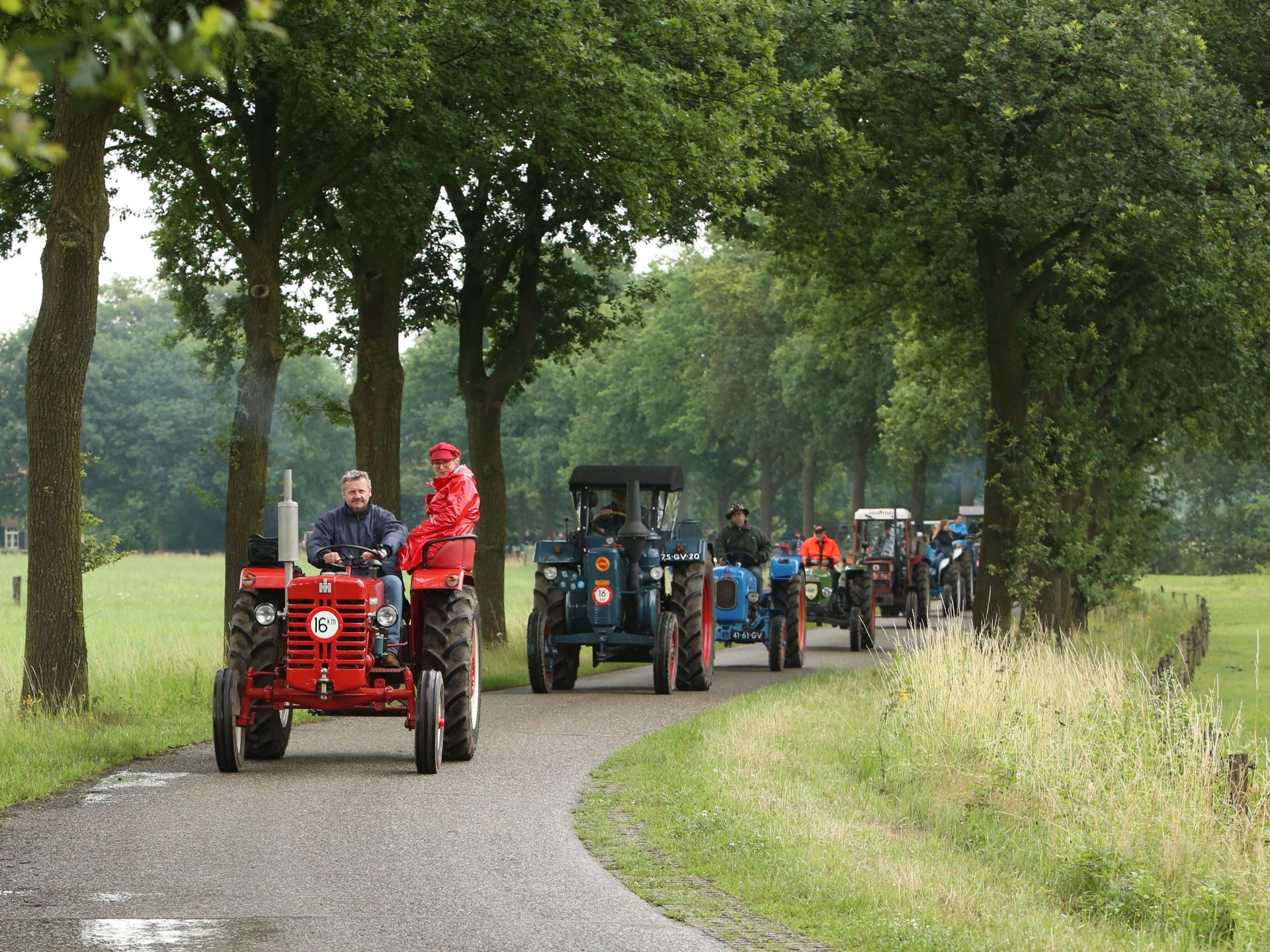 80 &lsquo;oldtimers&rsquo; trekken door Twente voor 8e Trekkertoertocht