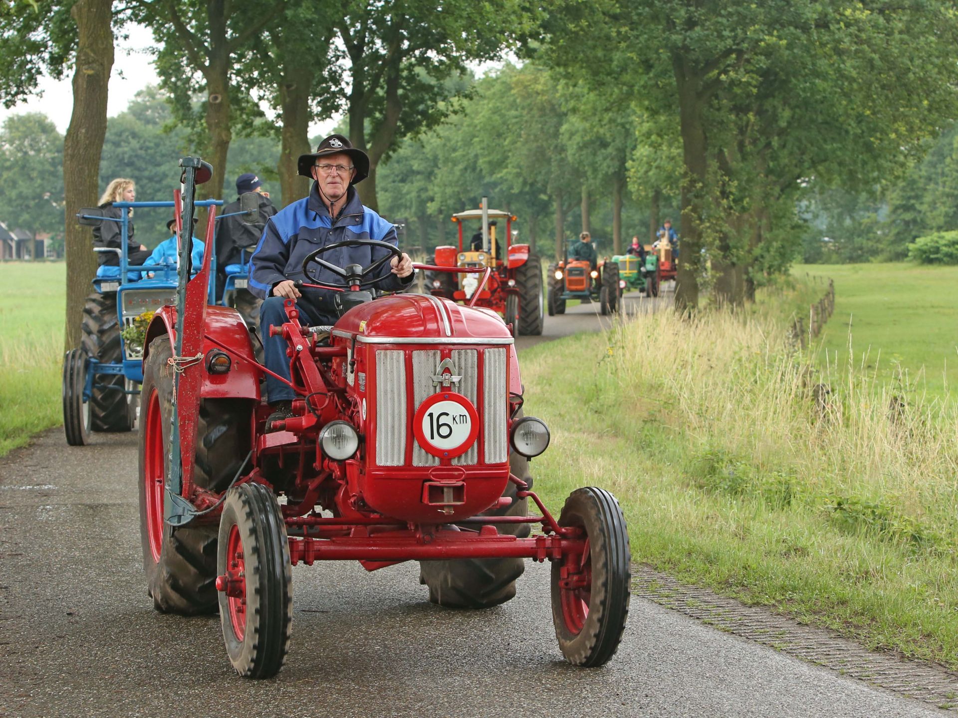 80 &lsquo;oldtimers&rsquo; trekken door Twente voor 8e Trekkertoertocht