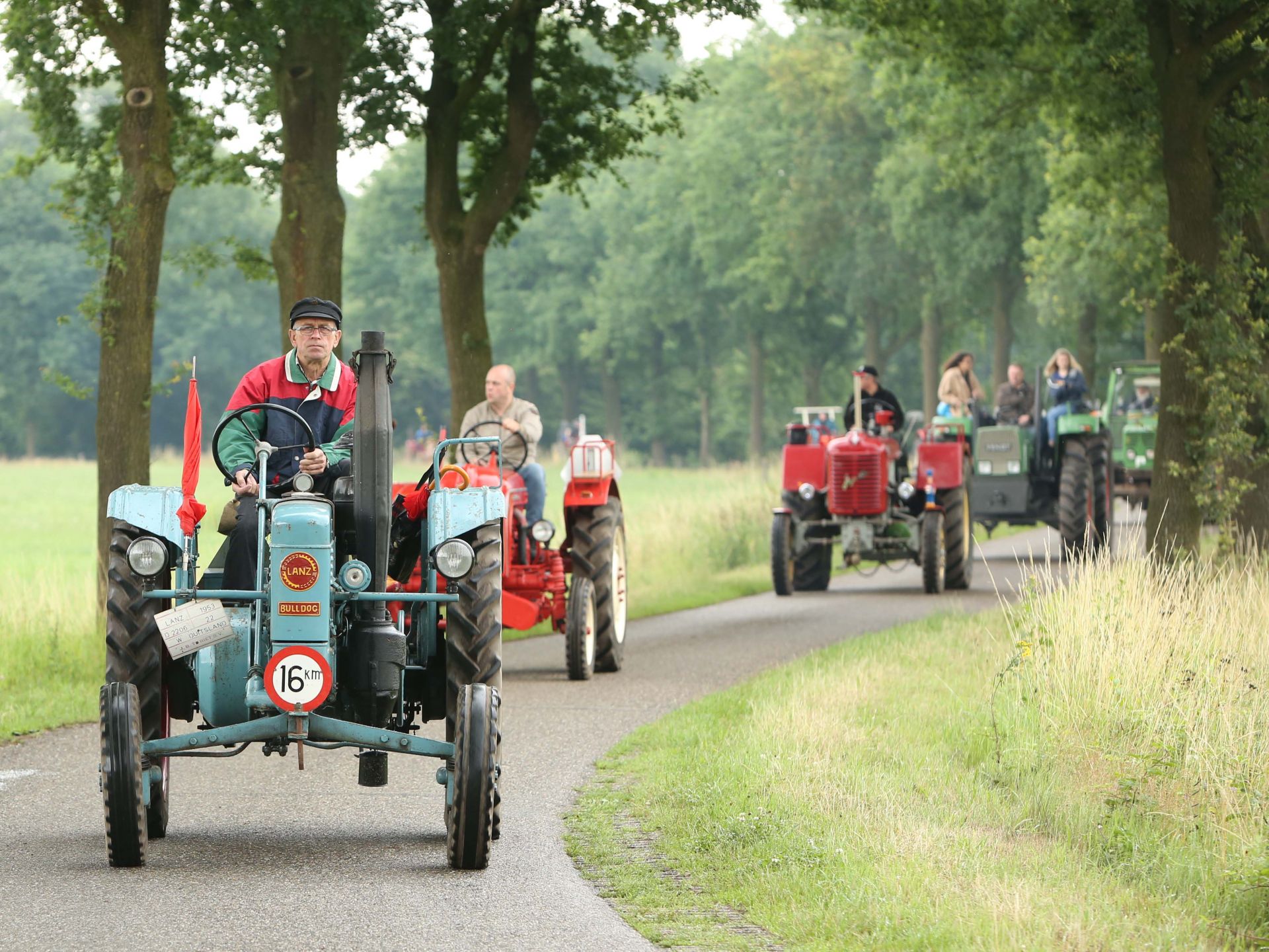 80 &lsquo;oldtimers&rsquo; trekken door Twente voor 8e Trekkertoertocht