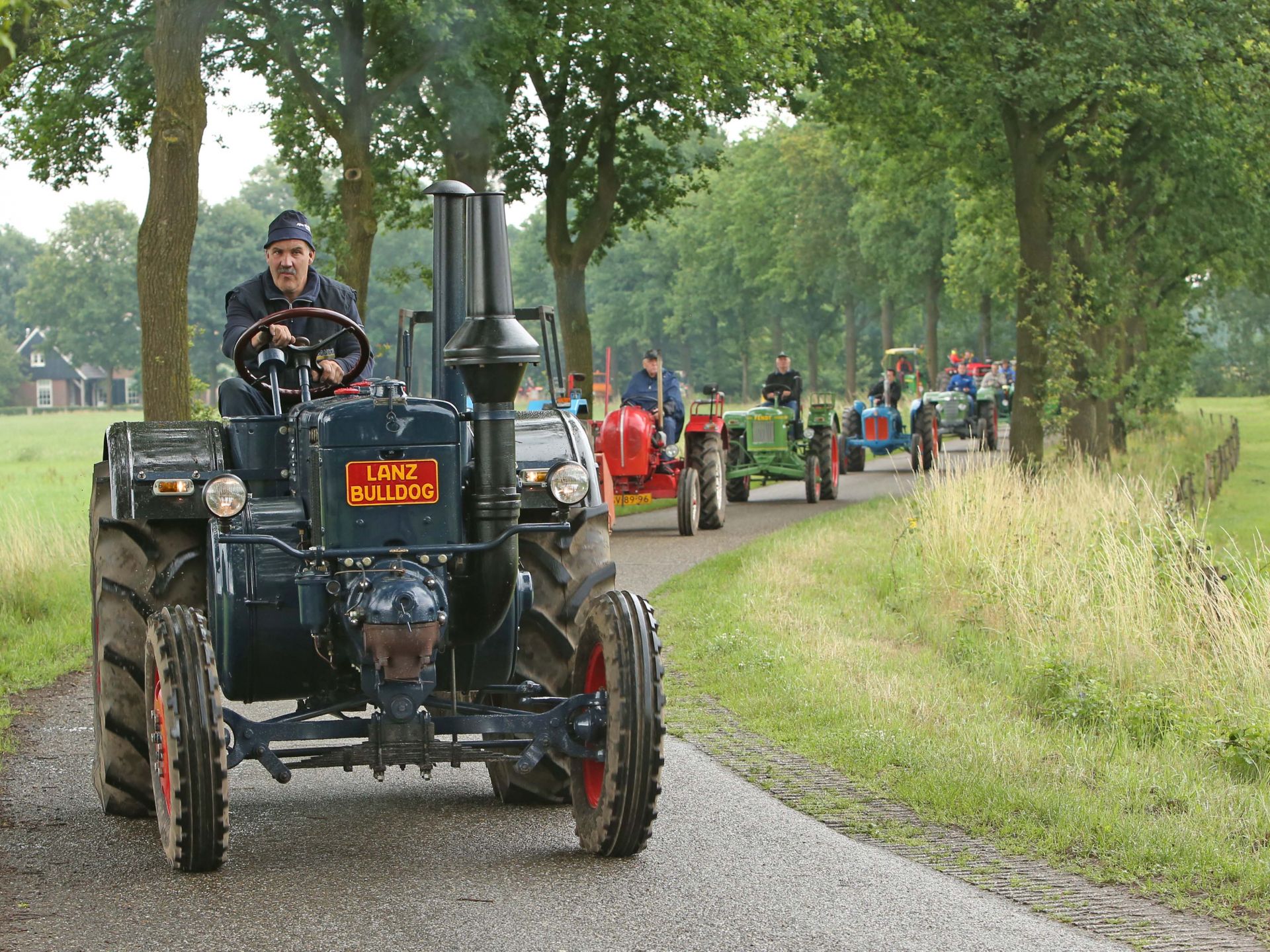 80 &lsquo;oldtimers&rsquo; trekken door Twente voor 8e Trekkertoertocht