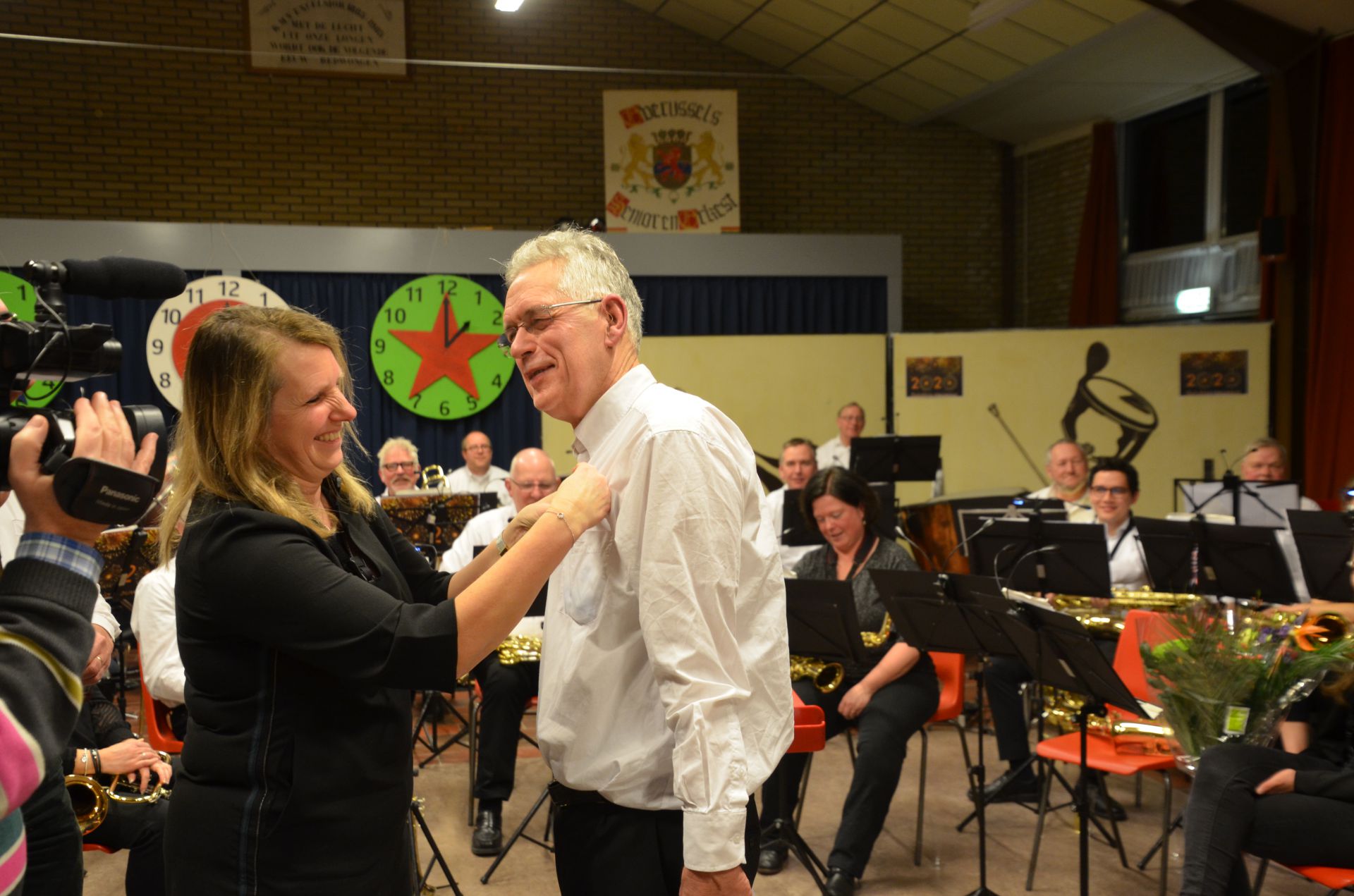 Peter-Jan Knape krijgt vergulde speld voor 50 jaar muziek