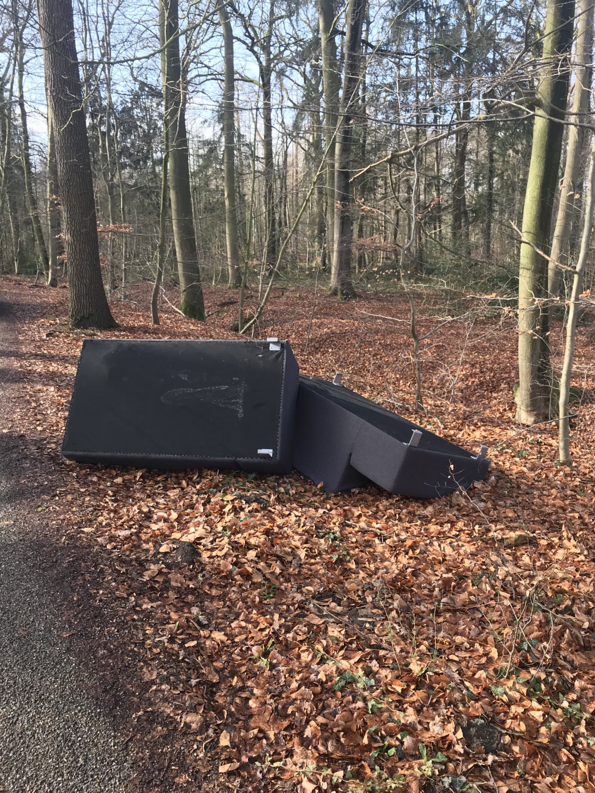 Bankstel gedumpt midden in Twickelse bos