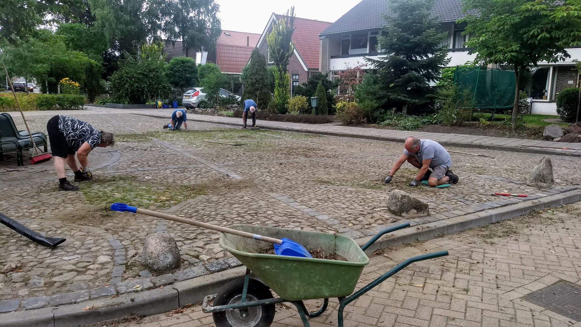 Buurtbewoners maken &lsquo;verwaarloosd&rsquo; plein Vossenbrinkweg onkruidvrij