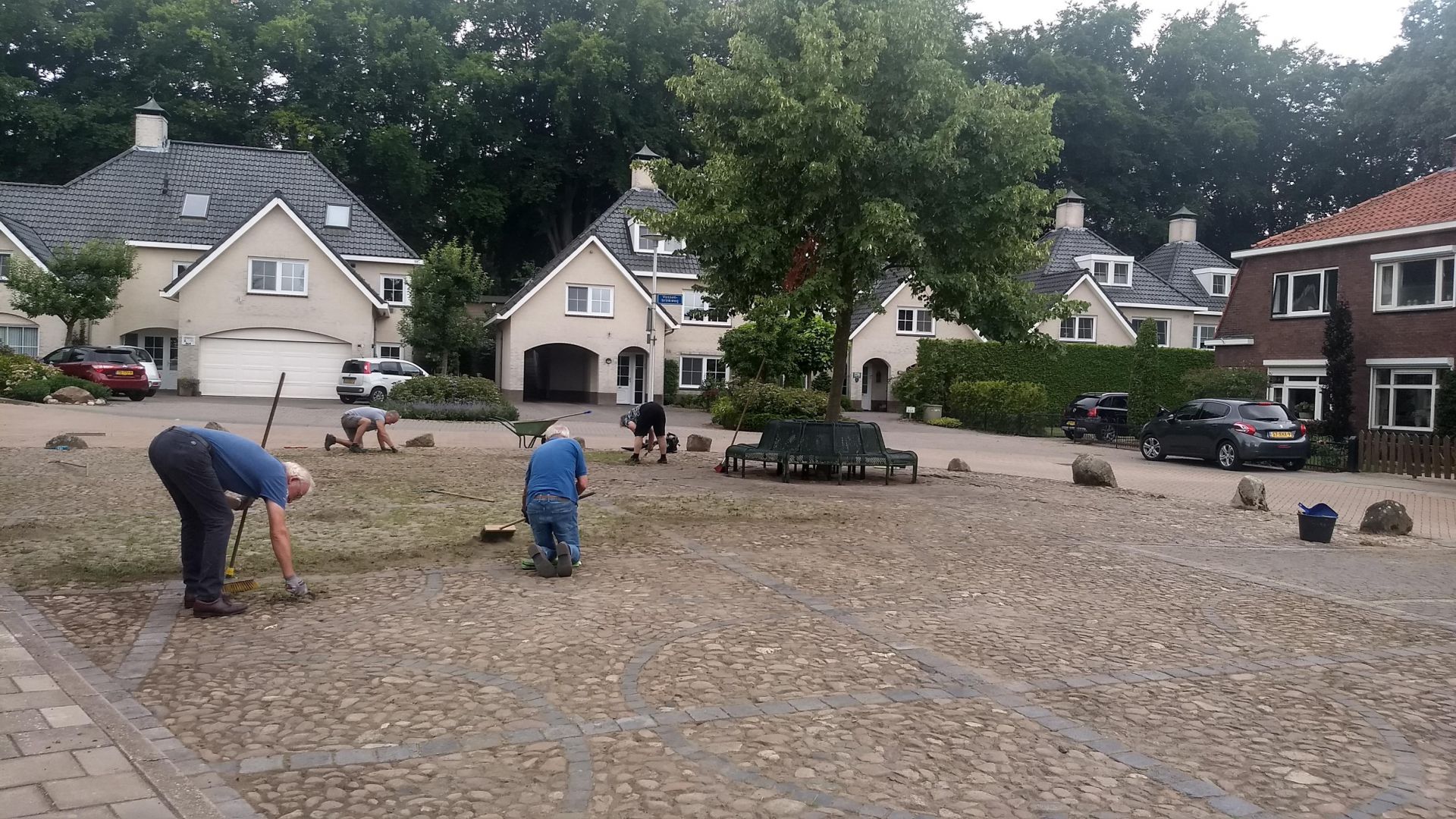 Buurtbewoners maken &lsquo;verwaarloosd&rsquo; plein Vossenbrinkweg onkruidvrij