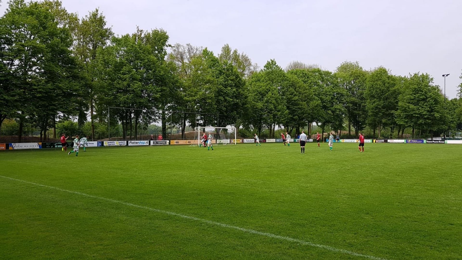 Rood Zwart geeft niet thuis in tweede helft en gaat met 4-1 onderuit