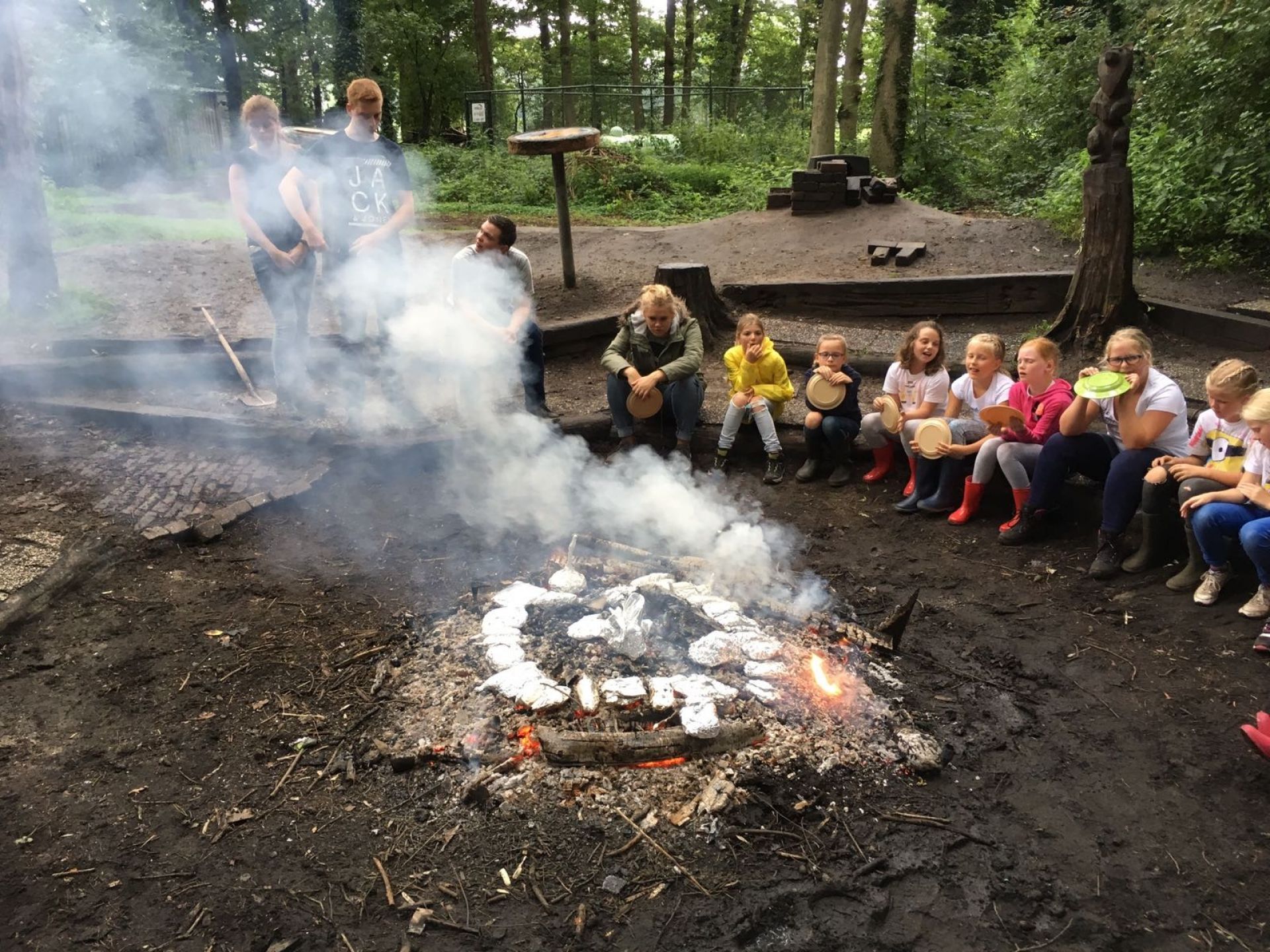 Deldense scouts vermaken zich op traditionele zomerkampen