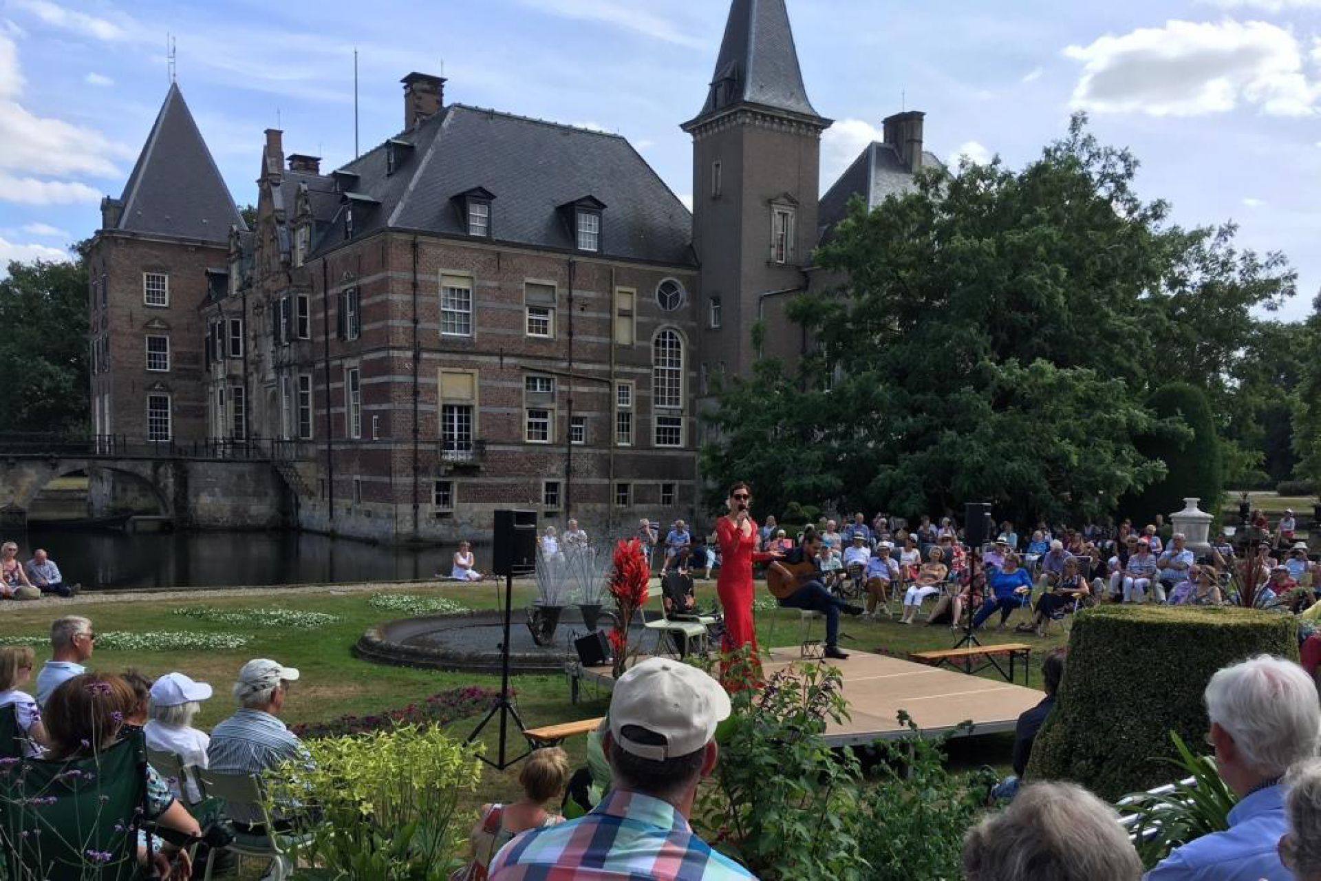 Optreden van de Flamencozangers Luna Zegers zorgt voor feest op Twickel