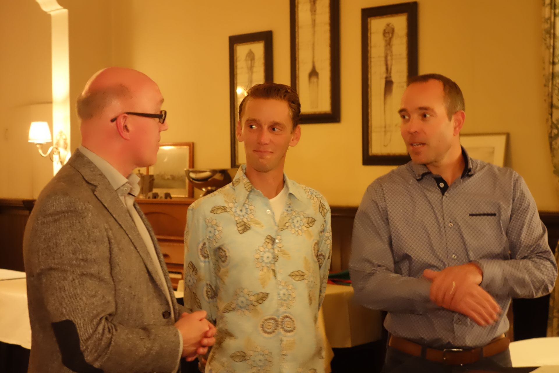1500 euro opbrengst Family Fair overhandigd aan Zwembad de Mors