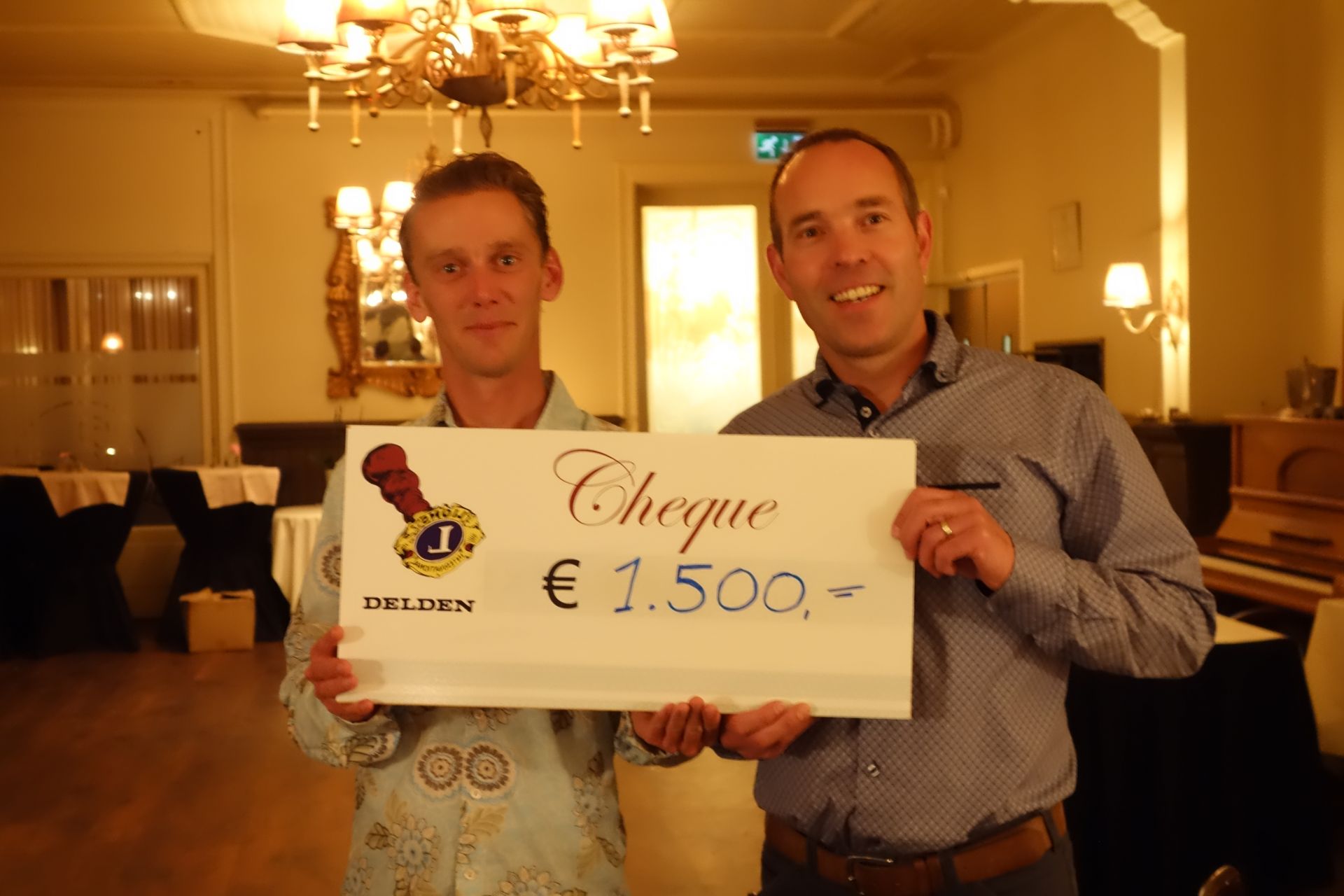 1500 euro opbrengst Family Fair overhandigd aan Zwembad de Mors