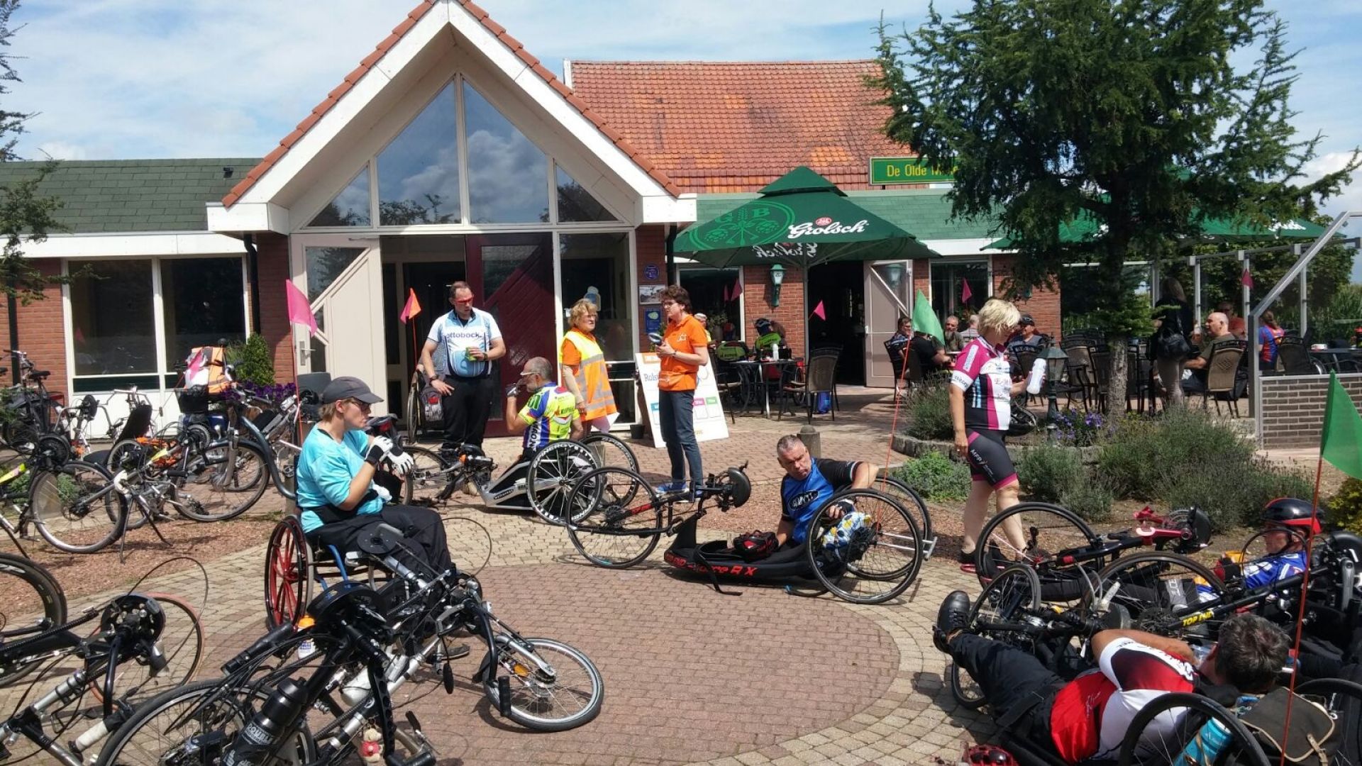 Regenkleding niet nodig op zonnige tweede dag Rolstoelvierdaagse