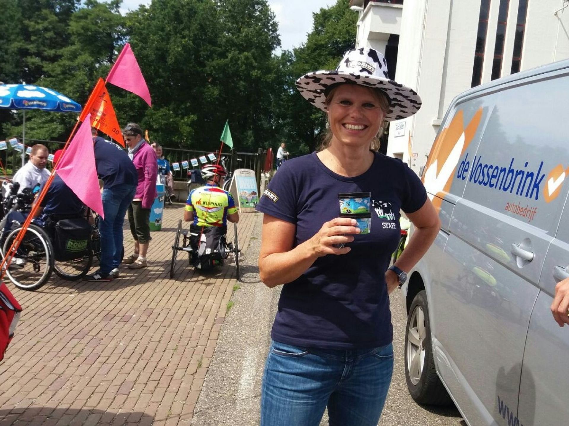 Regenkleding niet nodig op zonnige tweede dag Rolstoelvierdaagse