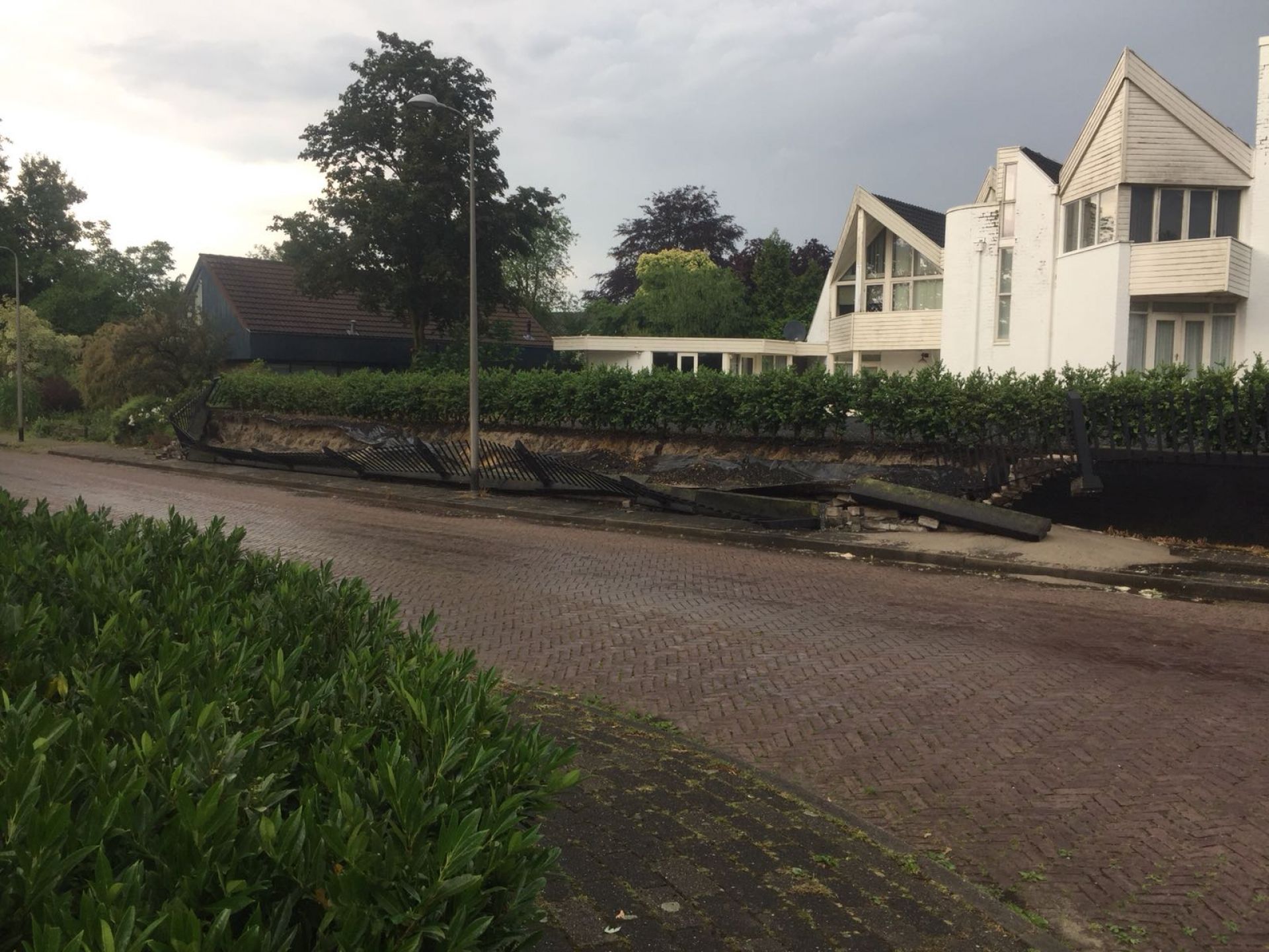 Bliksem velt meters lang hekwerk op Ruppertserf