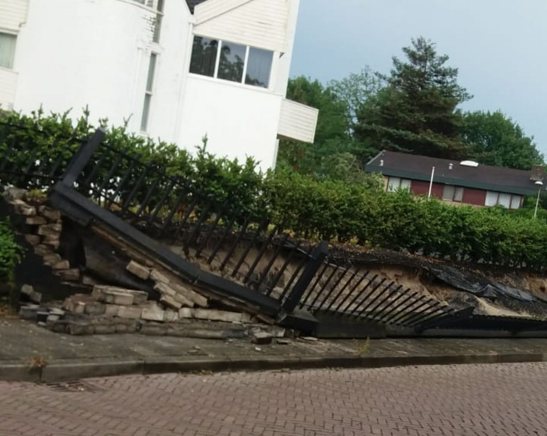 Bliksem velt meters lang hekwerk op Ruppertserf