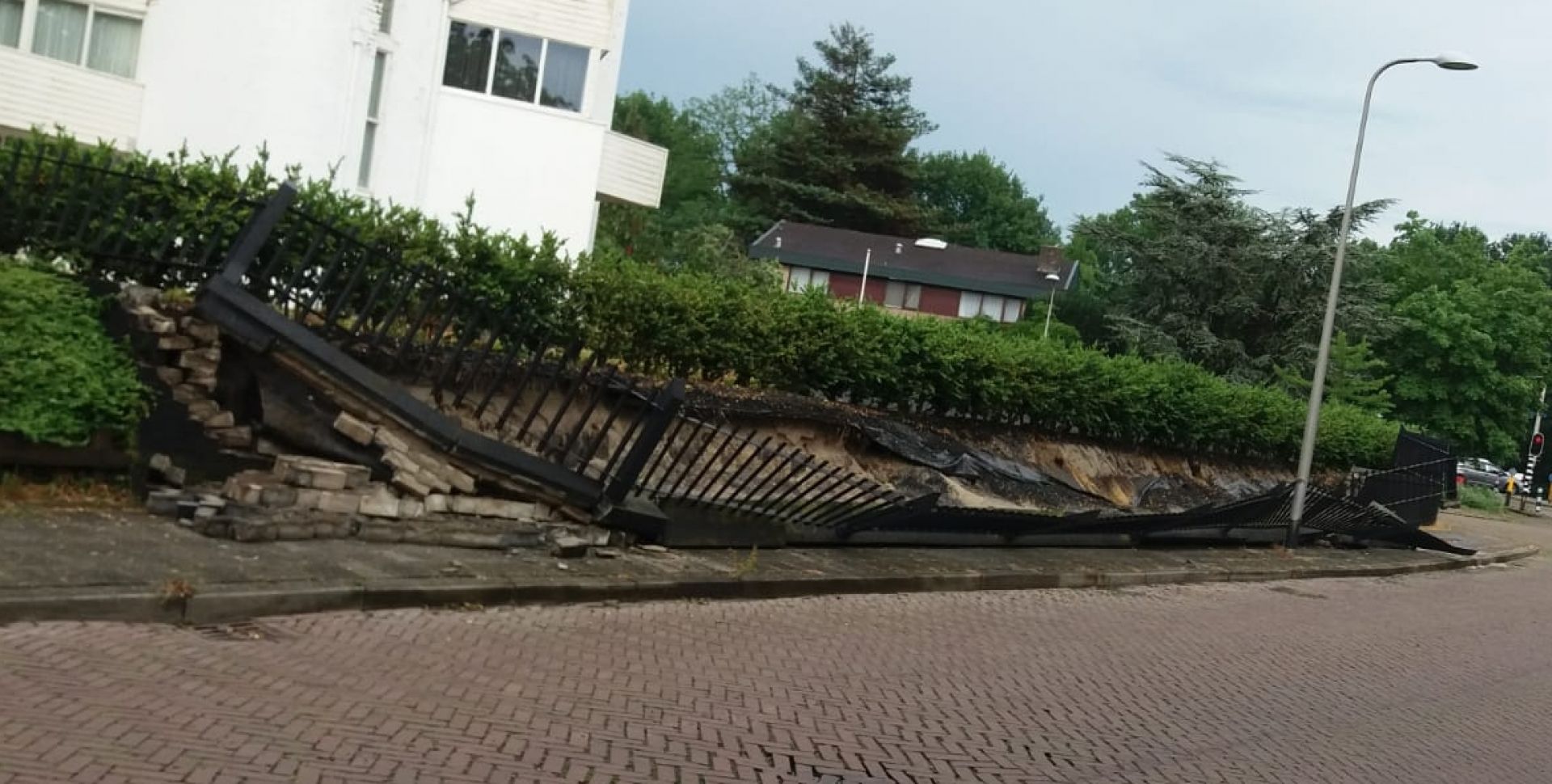 Bliksem velt meters lang hekwerk op Ruppertserf