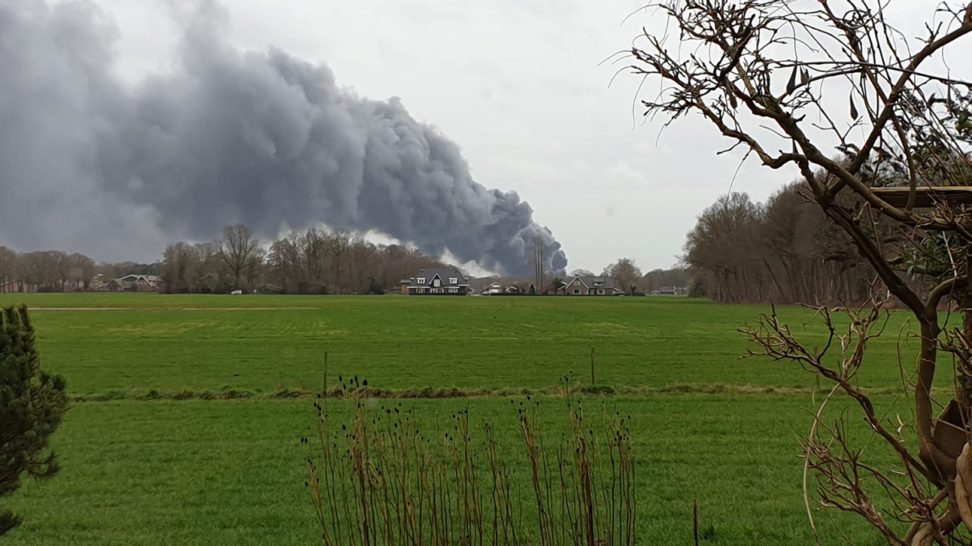 Grote brand in Bentelo in wijde omtrek te zien