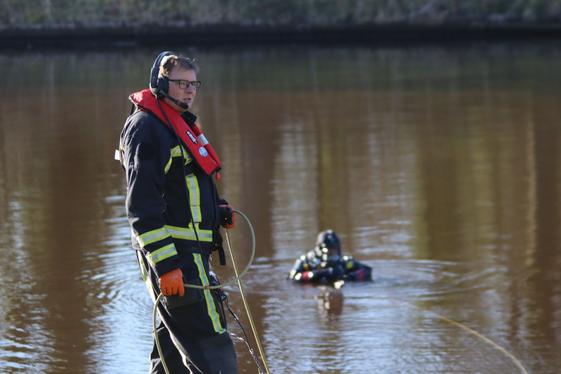 Update: Auto te water bij Groene Brug - Zoekactie politie en brandweer