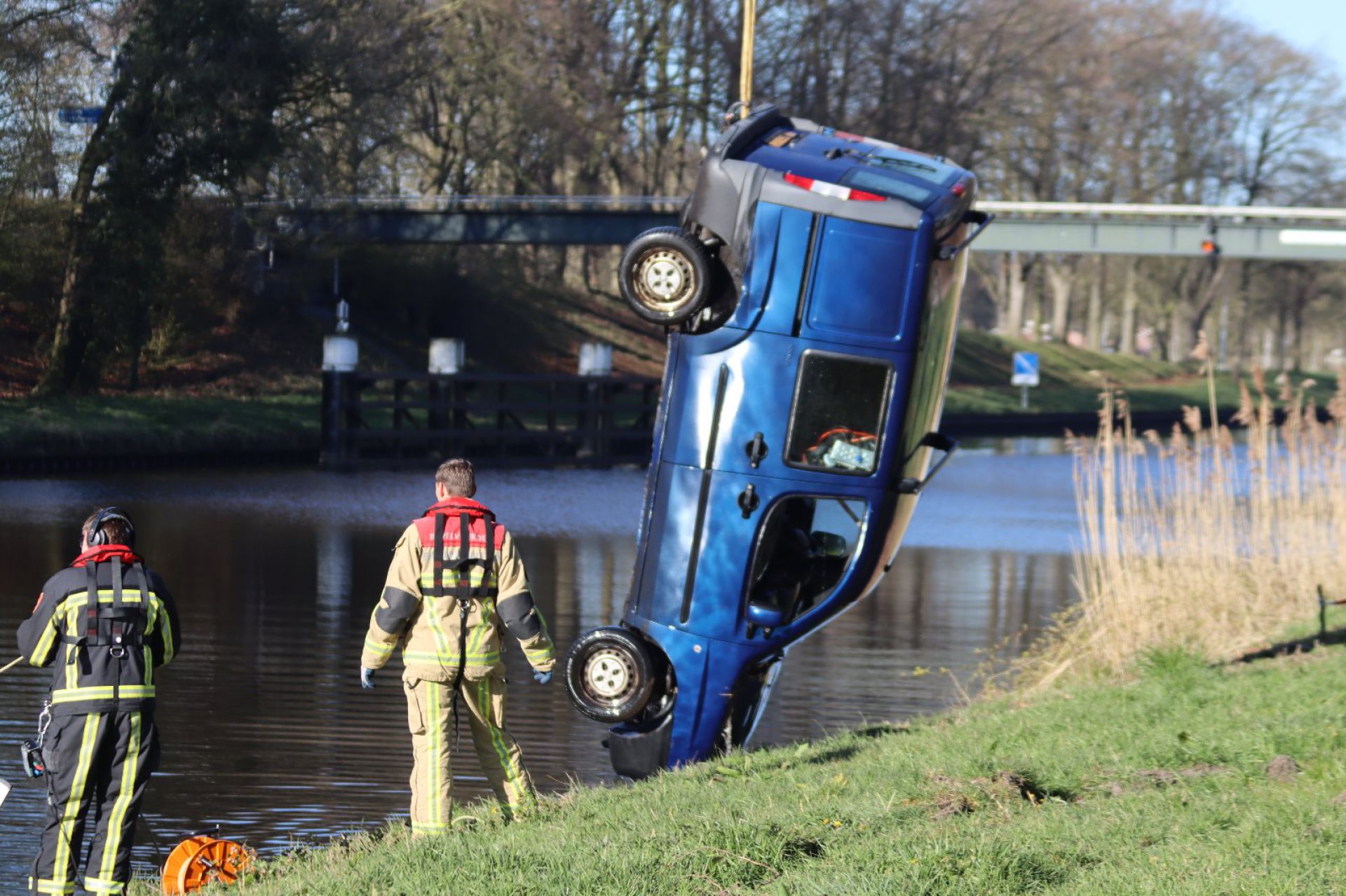 Update: Auto te water bij Groene Brug - Zoekactie politie en brandweer