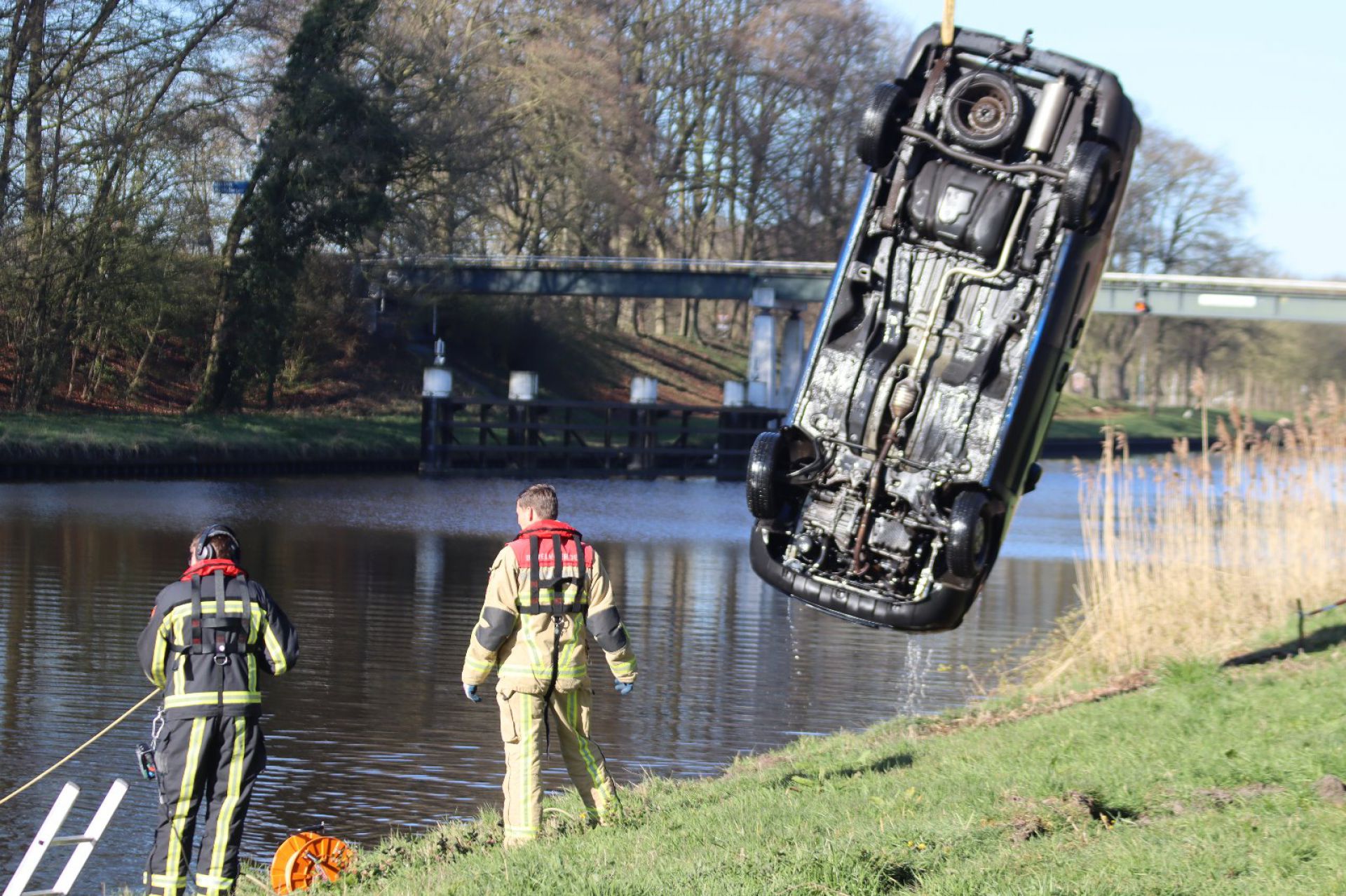 Update: Auto te water bij Groene Brug - Zoekactie politie en brandweer
