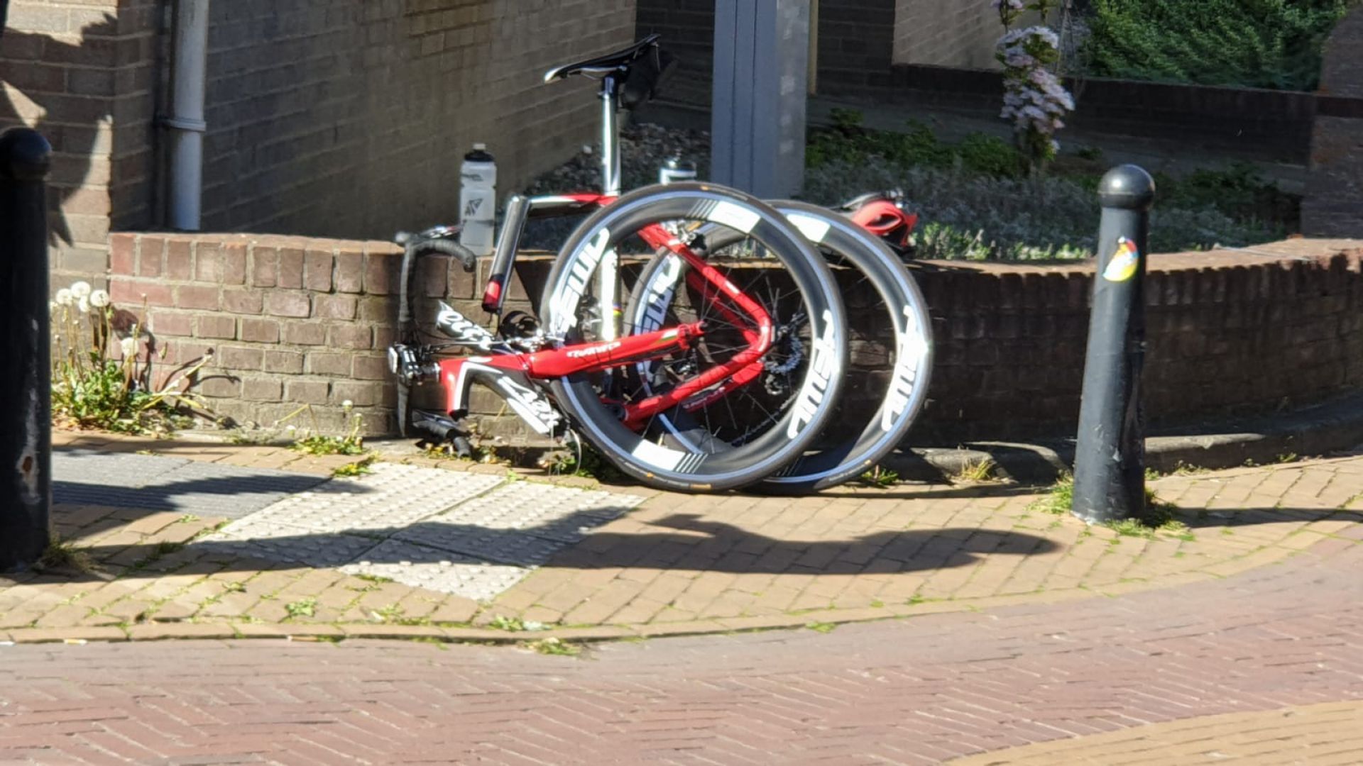 Geschepte wielrenner heeft engel op schouder