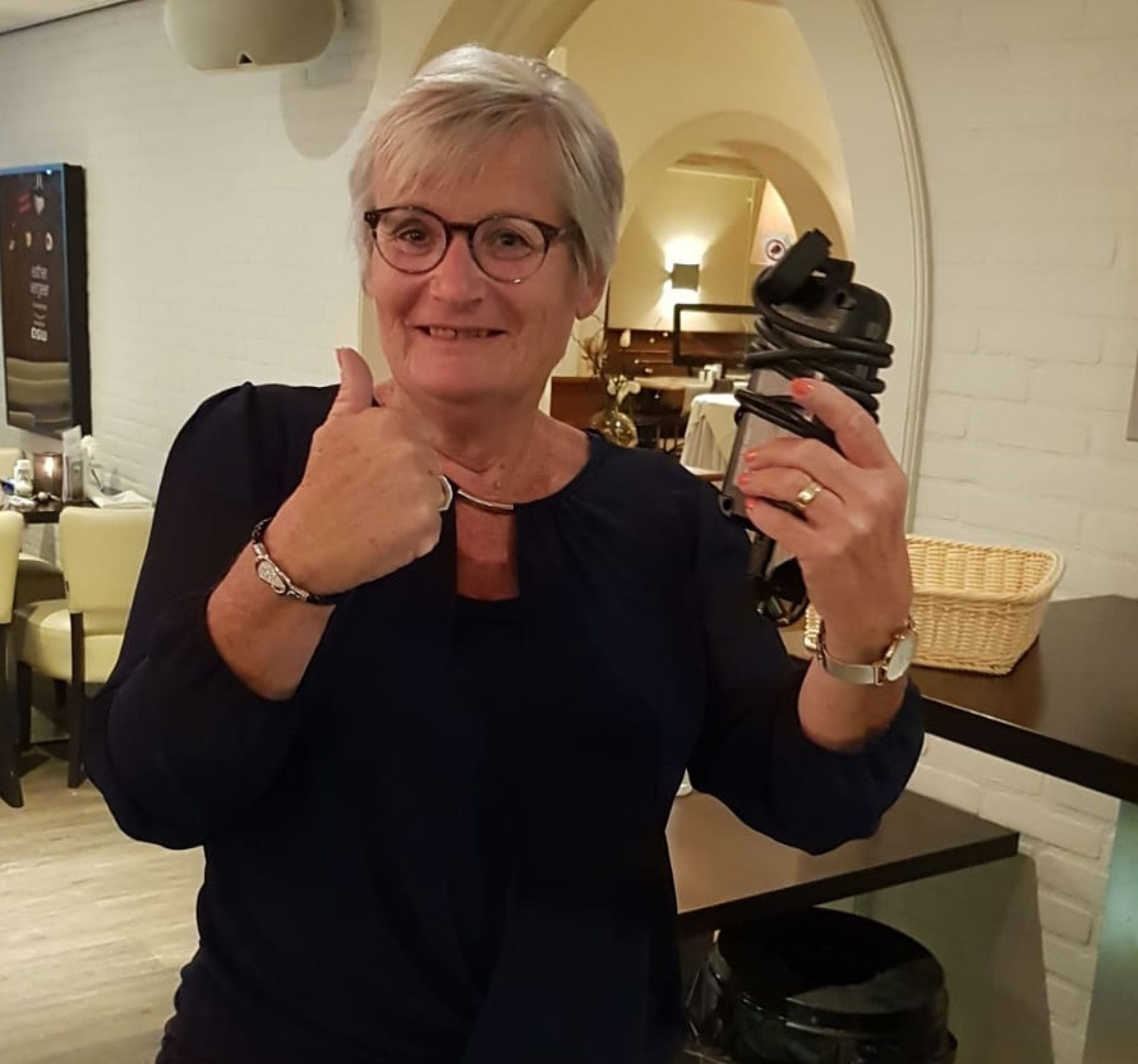 Gestrand echtpaar in het zadel geholpen door behulpzame Deldenaren