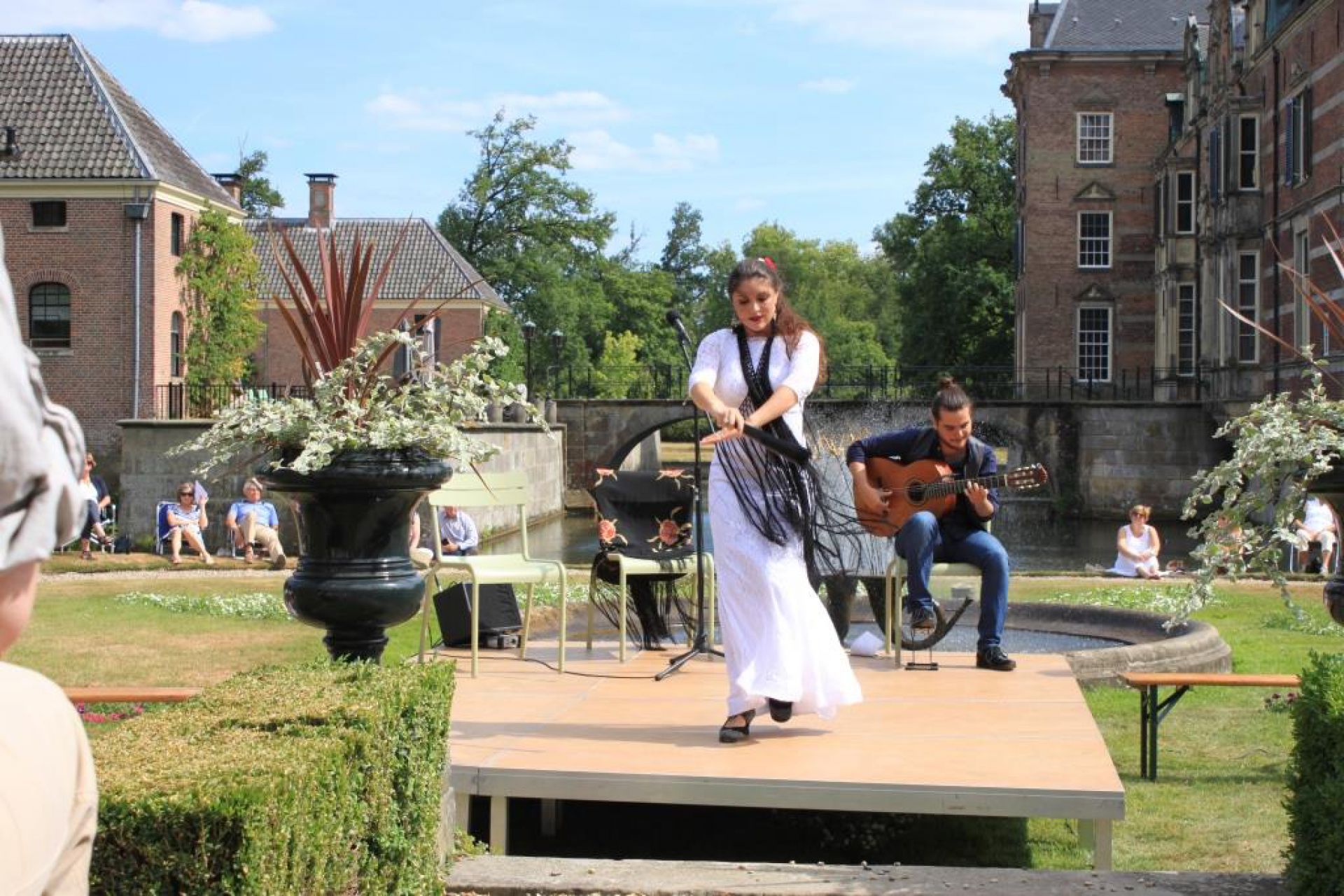 Optreden van de Flamencozangers Luna Zegers zorgt voor feest op Twickel