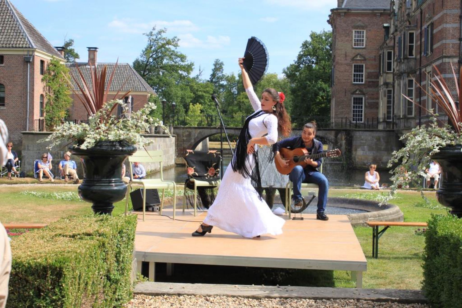 Optreden van de Flamencozangers Luna Zegers zorgt voor feest op Twickel