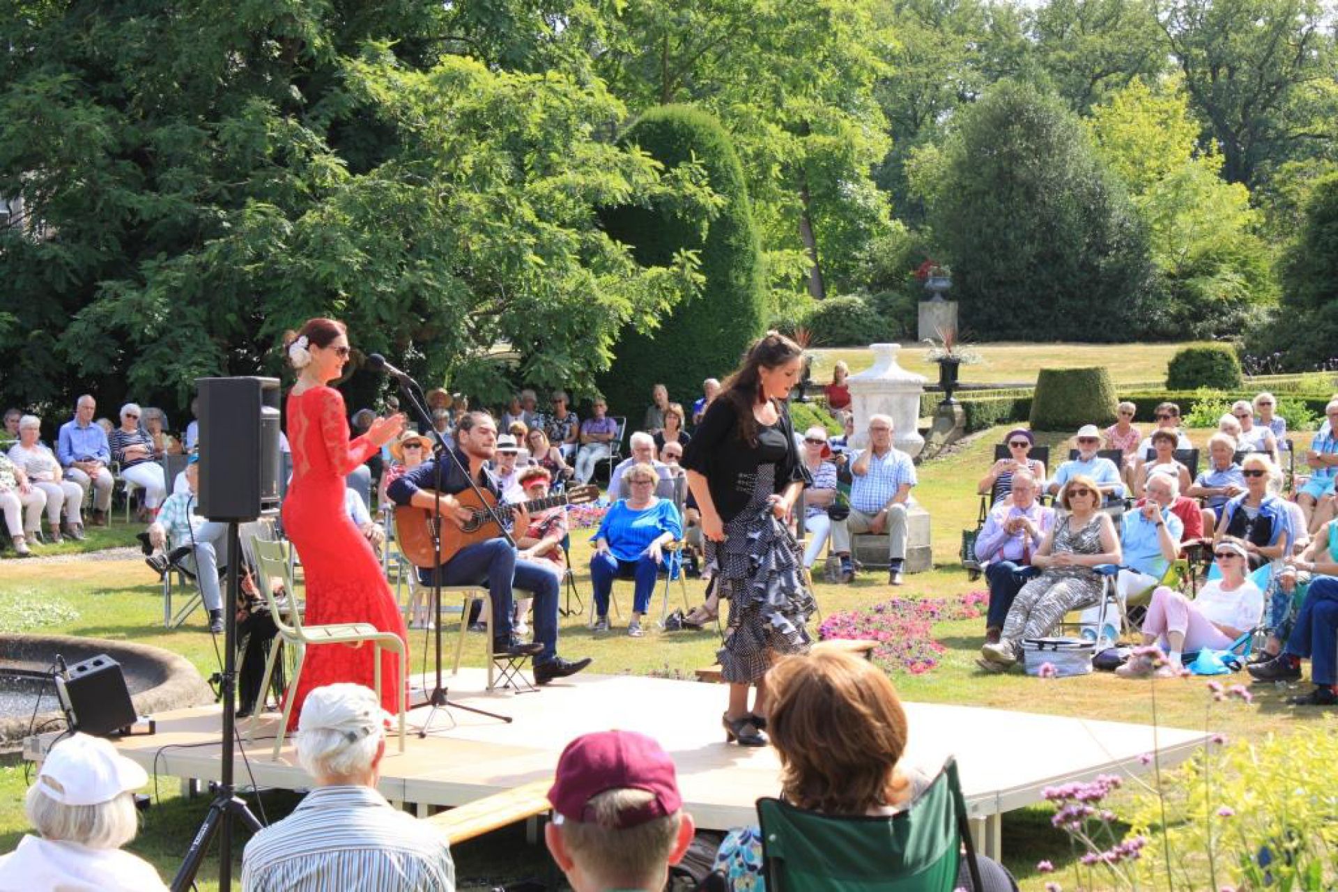 Optreden van de Flamencozangers Luna Zegers zorgt voor feest op Twickel
