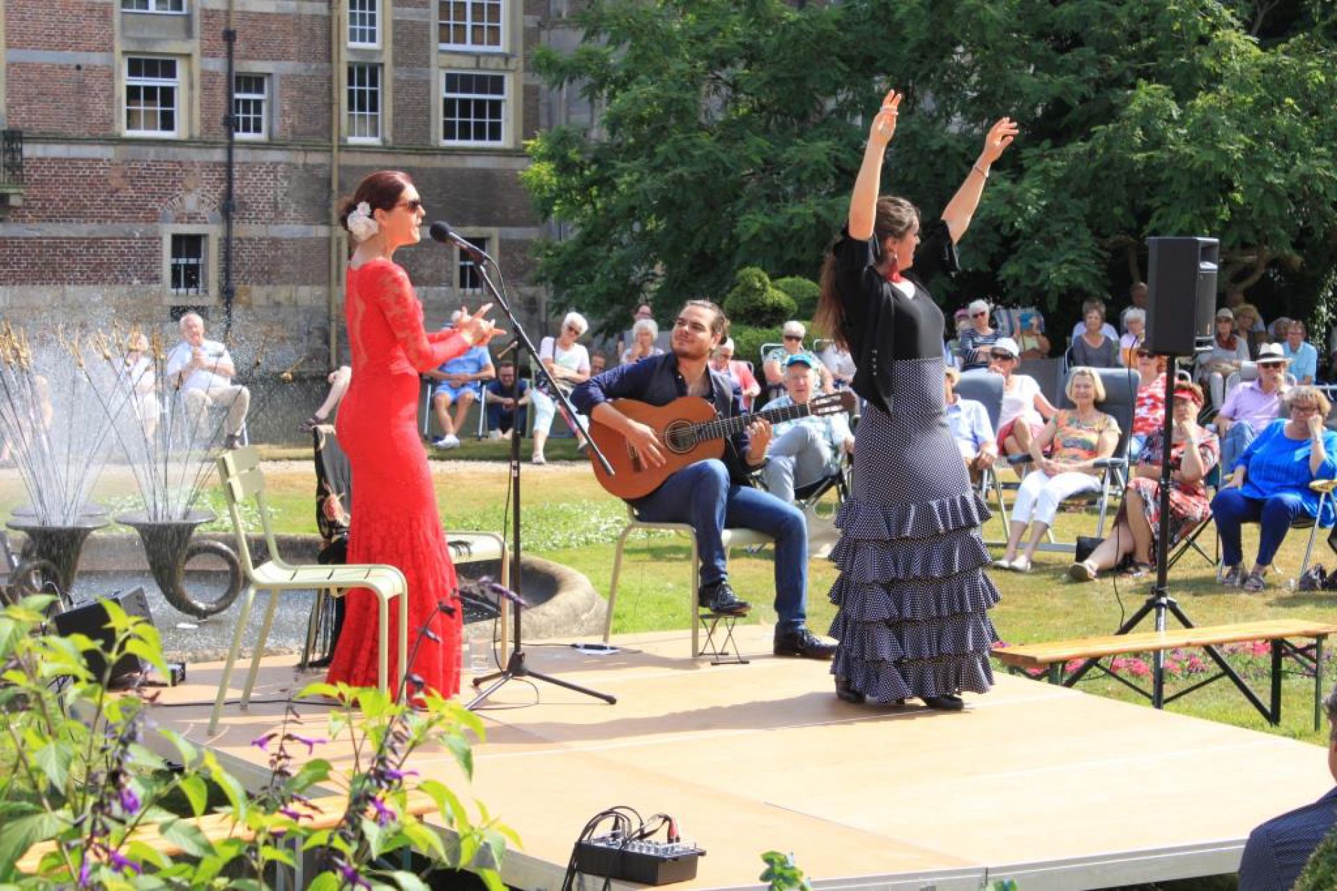 Optreden van de Flamencozangers Luna Zegers zorgt voor feest op Twickel